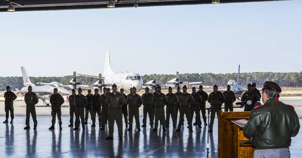 CEMGFA visita BA5 e condecora militares da Força Aérea