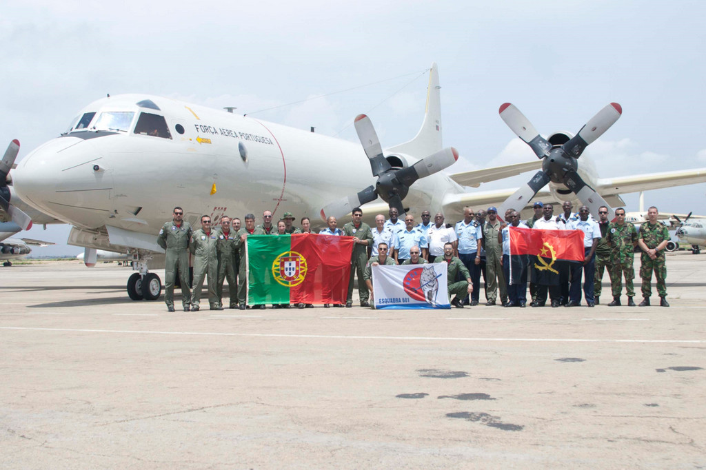 Esquadra 601  Lobos voa com altas entidades de Angola