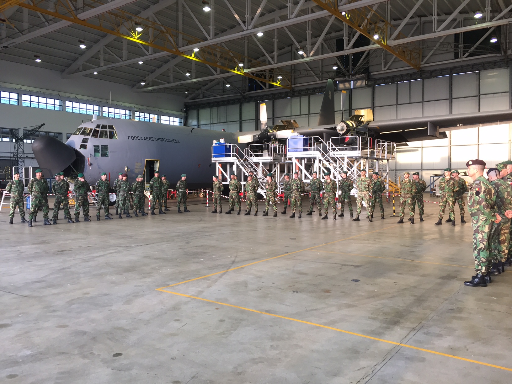 C-130 transporta paraquedistas para o Kosovo