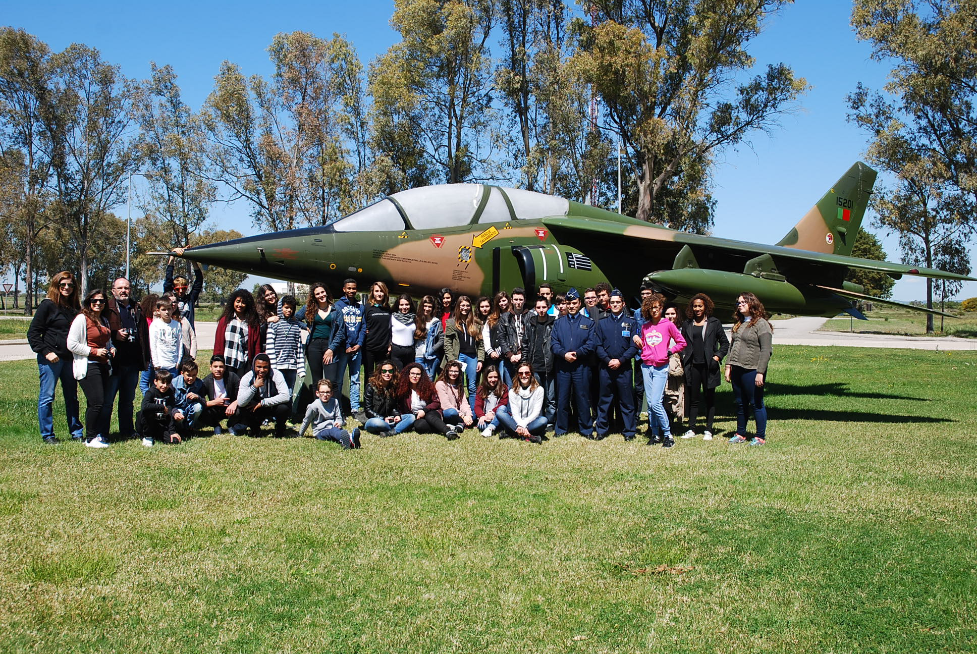 Jovens de escola de Sines visitam Base Aérea n.º 11