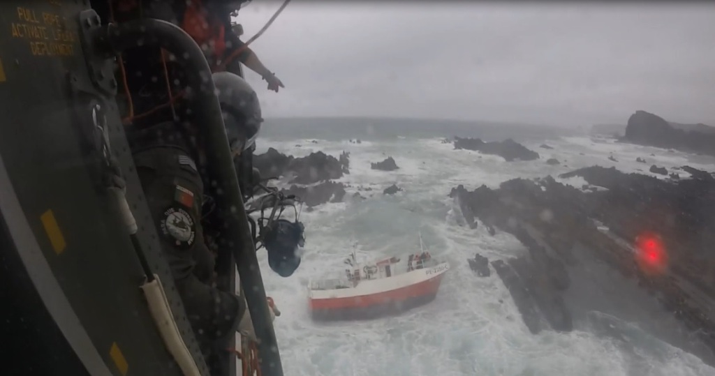 EH-101 Merlin ativado para resgate de seis pescadores