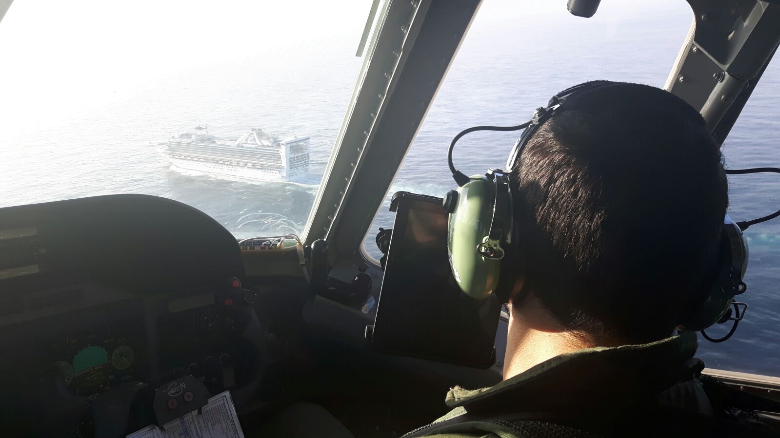 Tripulações do EH-101 Merlin e do C-295M resgatam doente no cruzeiro 'Caribbean Princess'