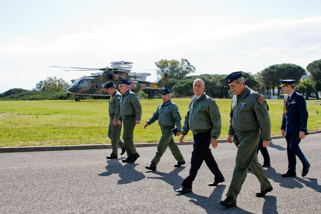 Presidente voa em EH-101 Merlin e visita Comando Areo