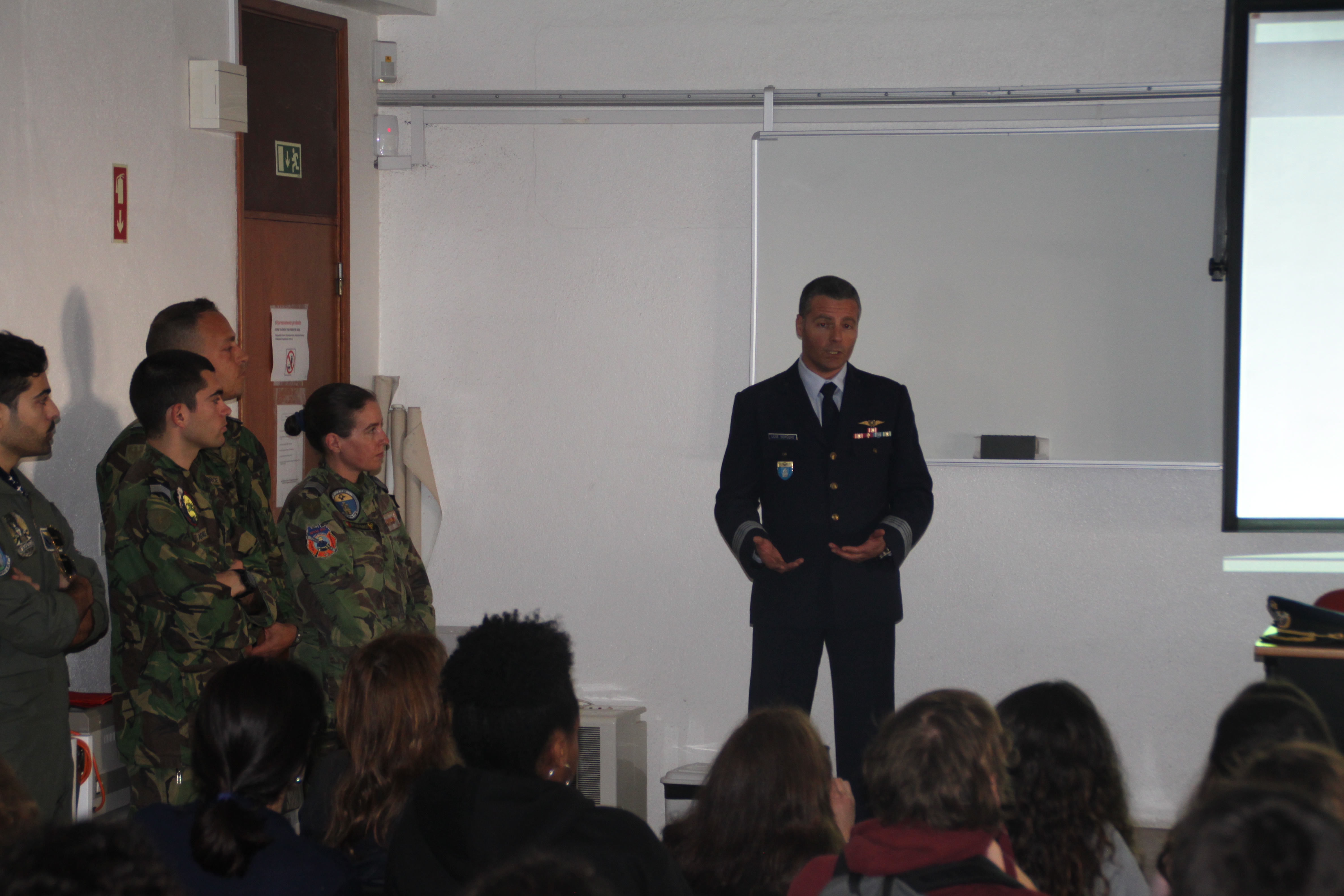 Militares da BA1 explicam misso da Fora Area em escolas de Sintra