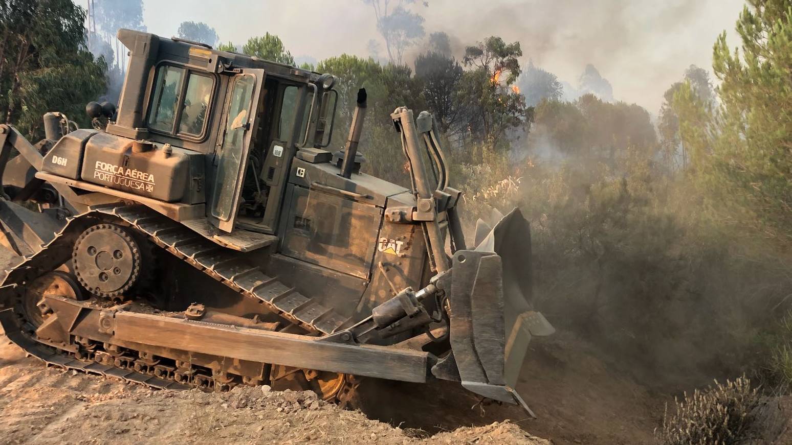 Máquina de rasto da Força Aérea no combate aos incêndios Máquina de rasto da Força Aérea no combate aos incêndios