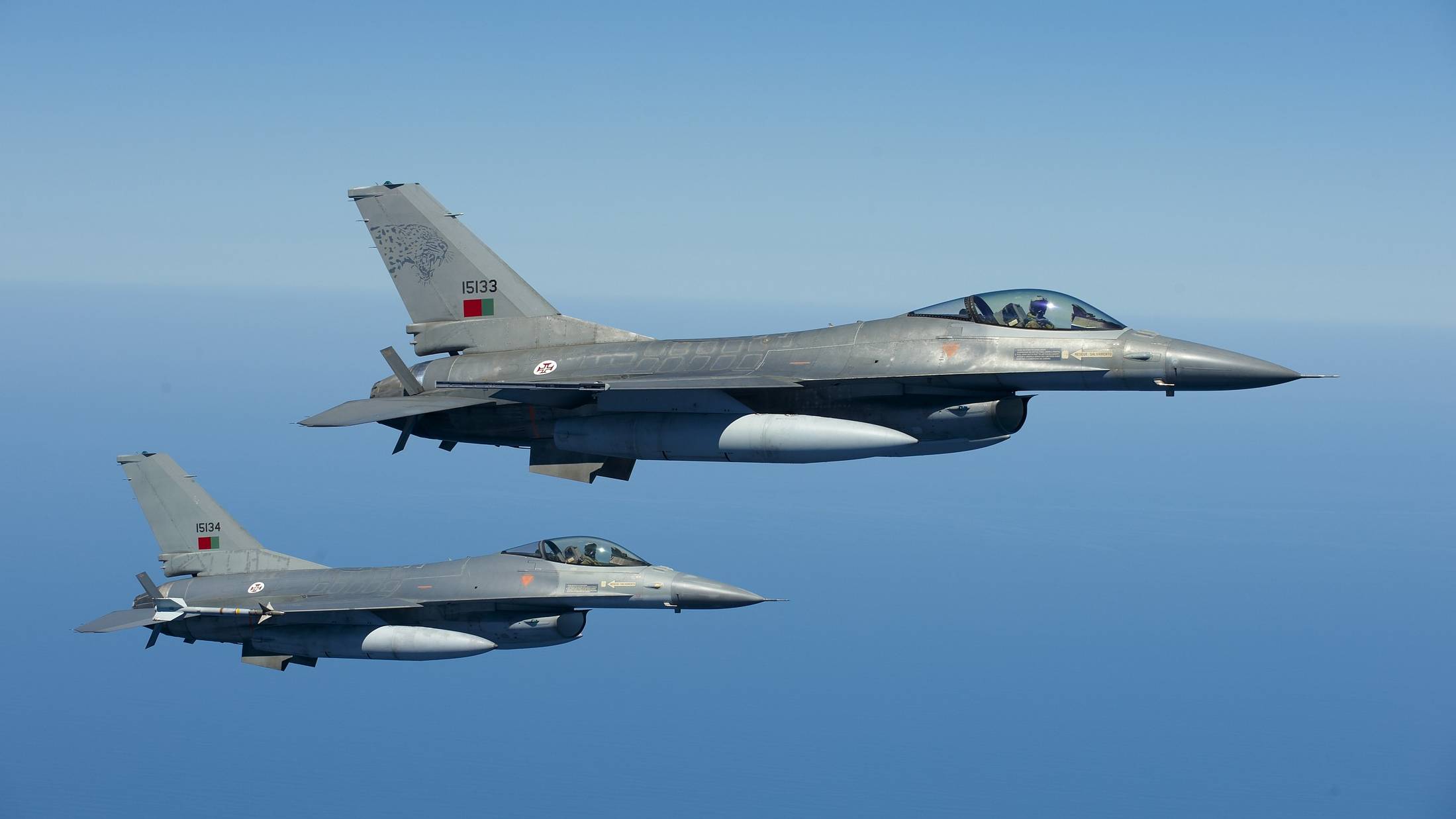F-16 assistem dois avies em emergncia em menos de 24 horas