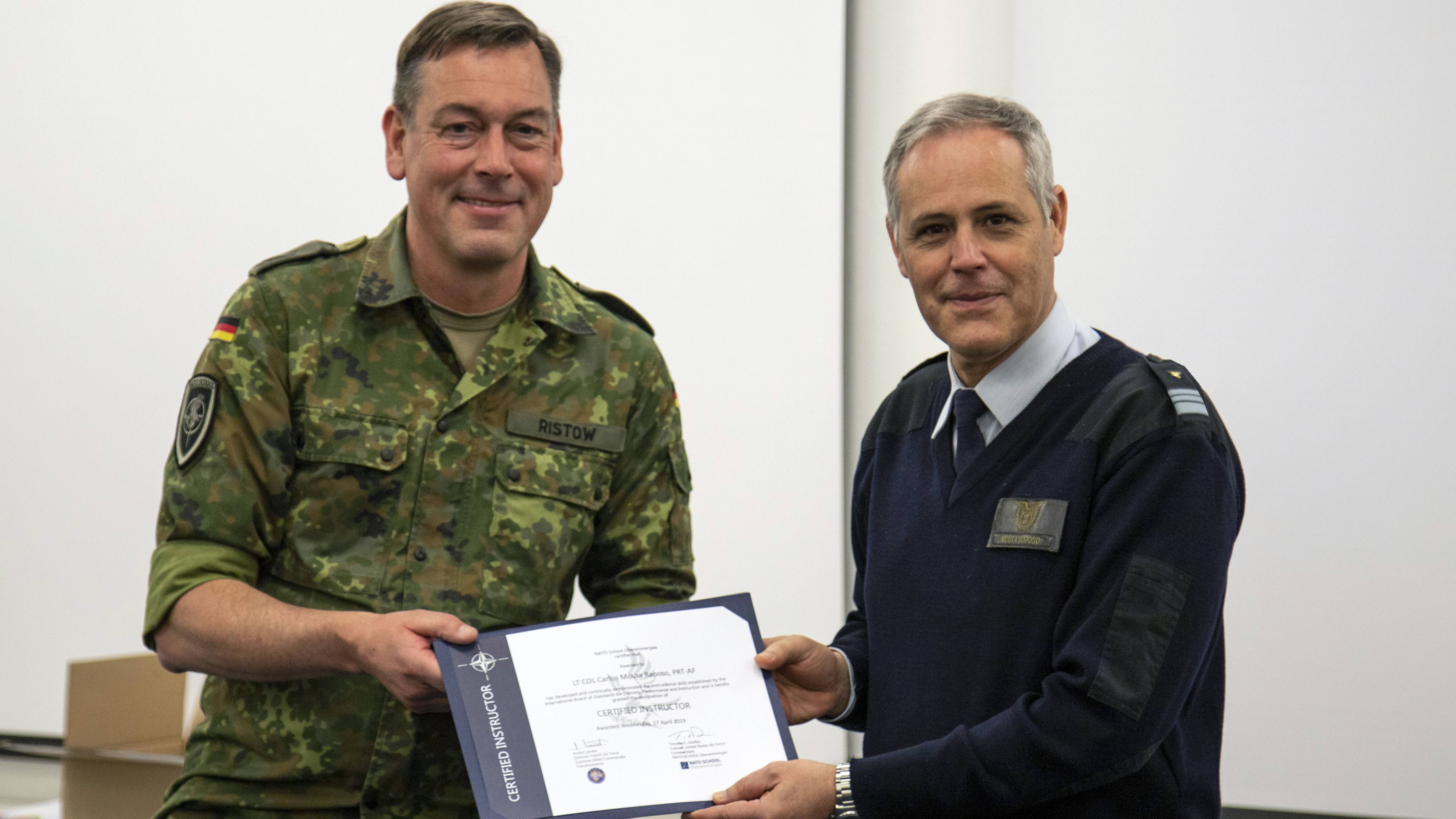 Tenente-Coronel Mouta Raposo recebe certificao de escola da NATO