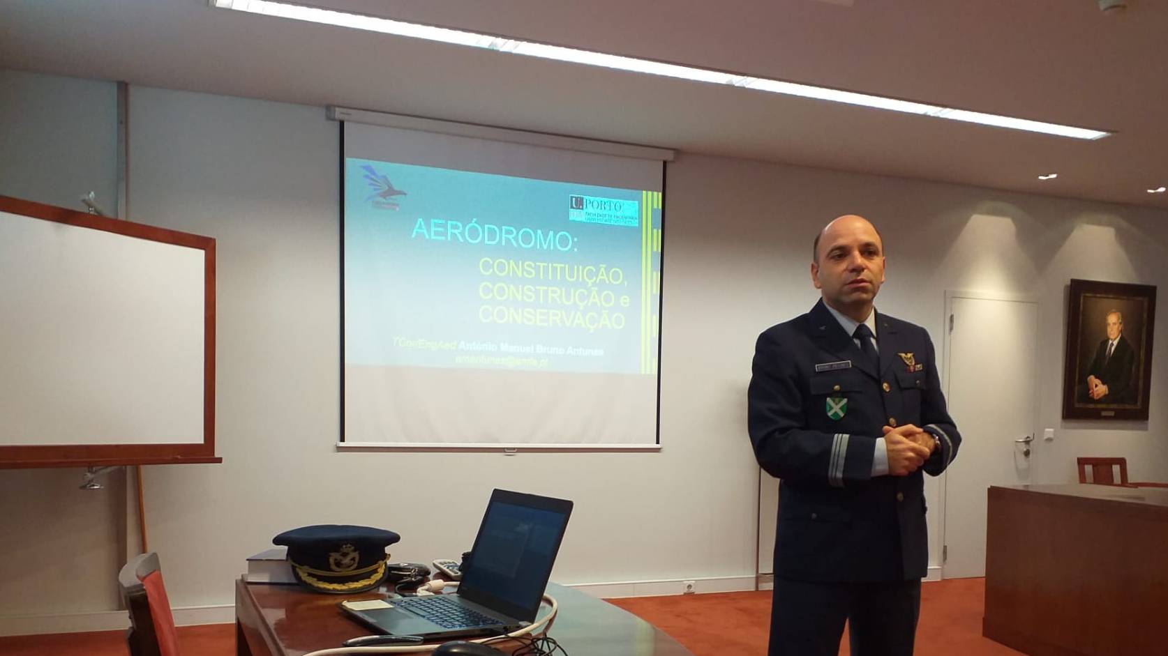 Chefe da Repartio de Engenharia de Aerdromos em palestra em Faculdade no Porto