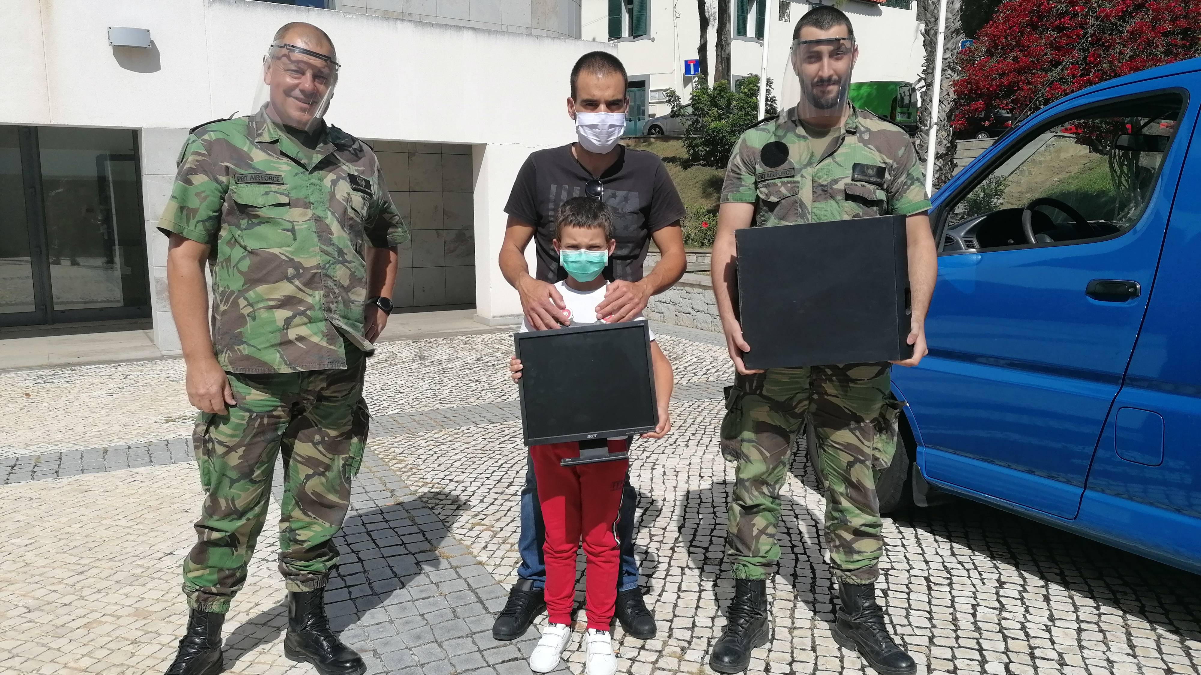 Aerdromo de Manobra N. 3 entrega computadores a famlias do Porto Santo