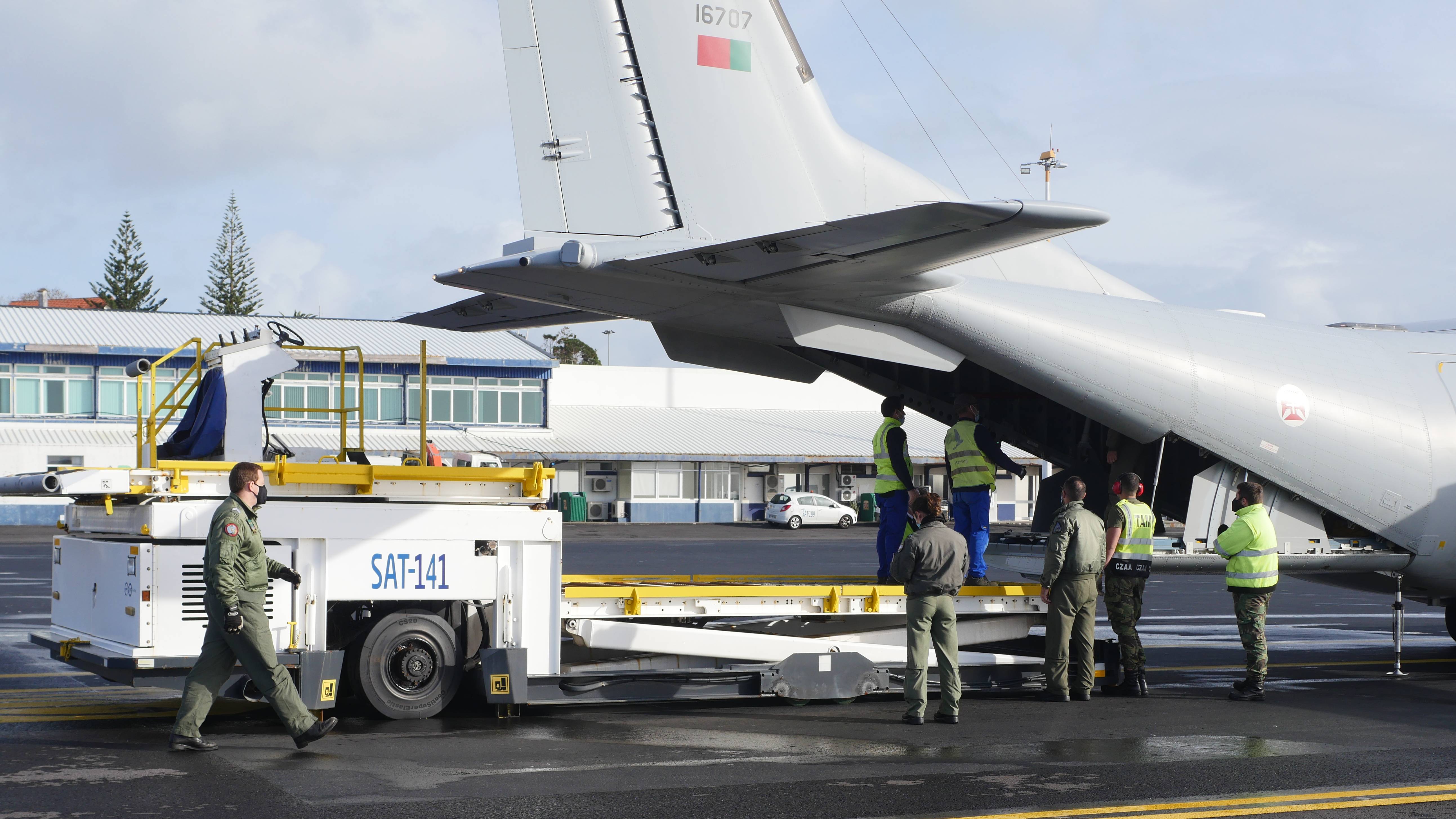 Esquadra 502 realiza transporte de geradores para a ilha do Corvo