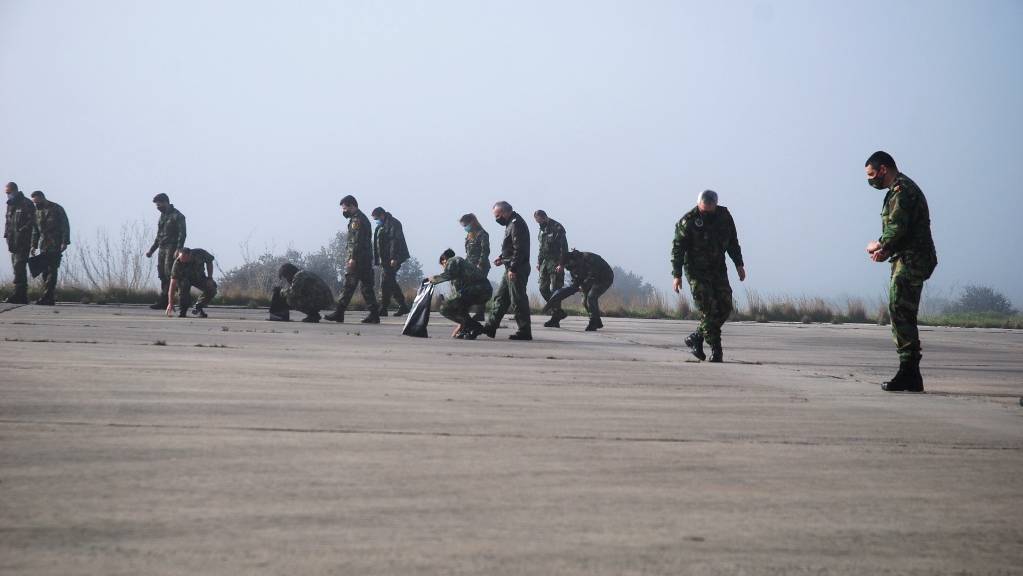 Militares da Base Aérea N.º 11 realizam recolha de detritos na área do aeródromo Militares da Base Aérea N.º 11 realizam recolha de detritos na área do aeródromo