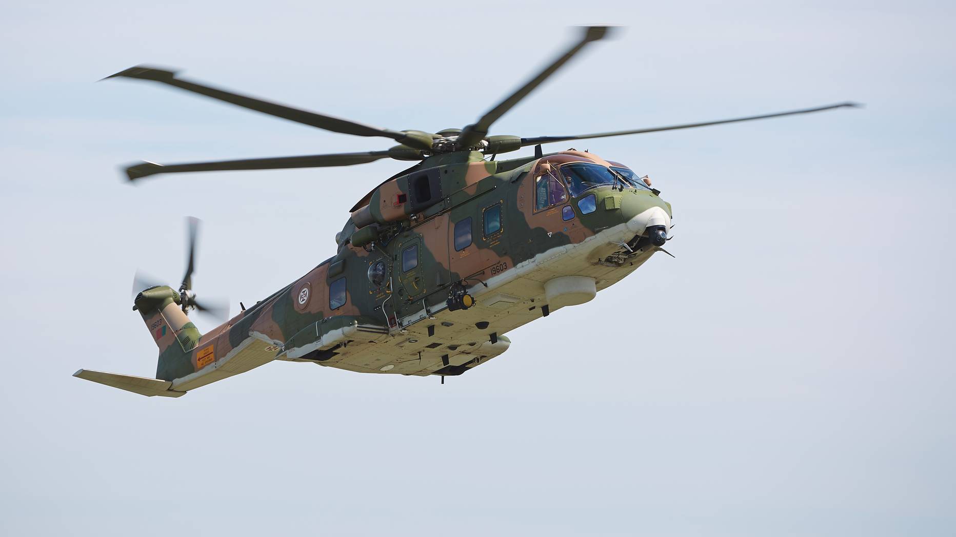 Força Aérea: Helicóptero resgata tripulante de navio