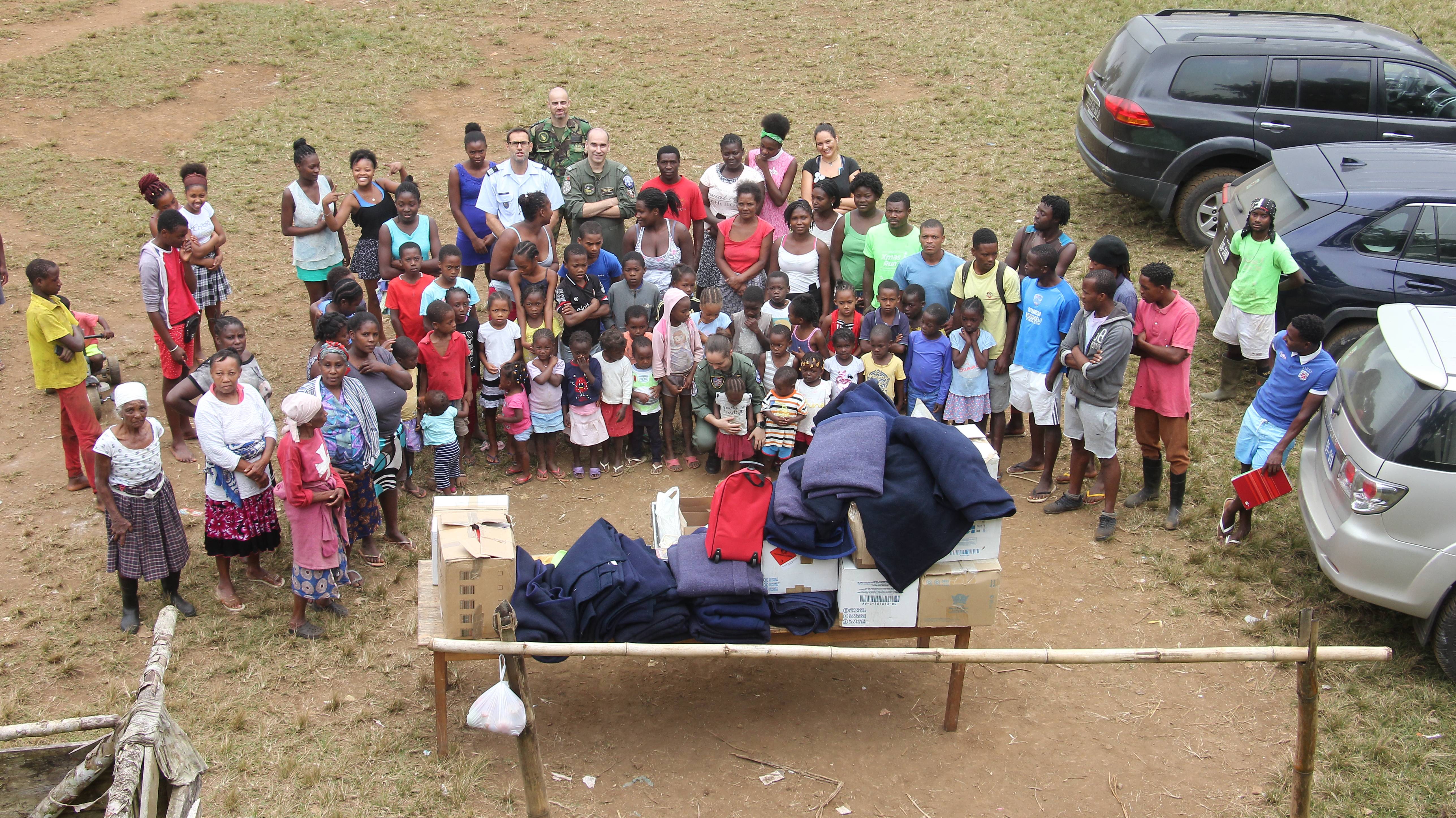 Destacamento da Força Aérea em São Tomé e Príncipe faz doação de material escolar e vestuário