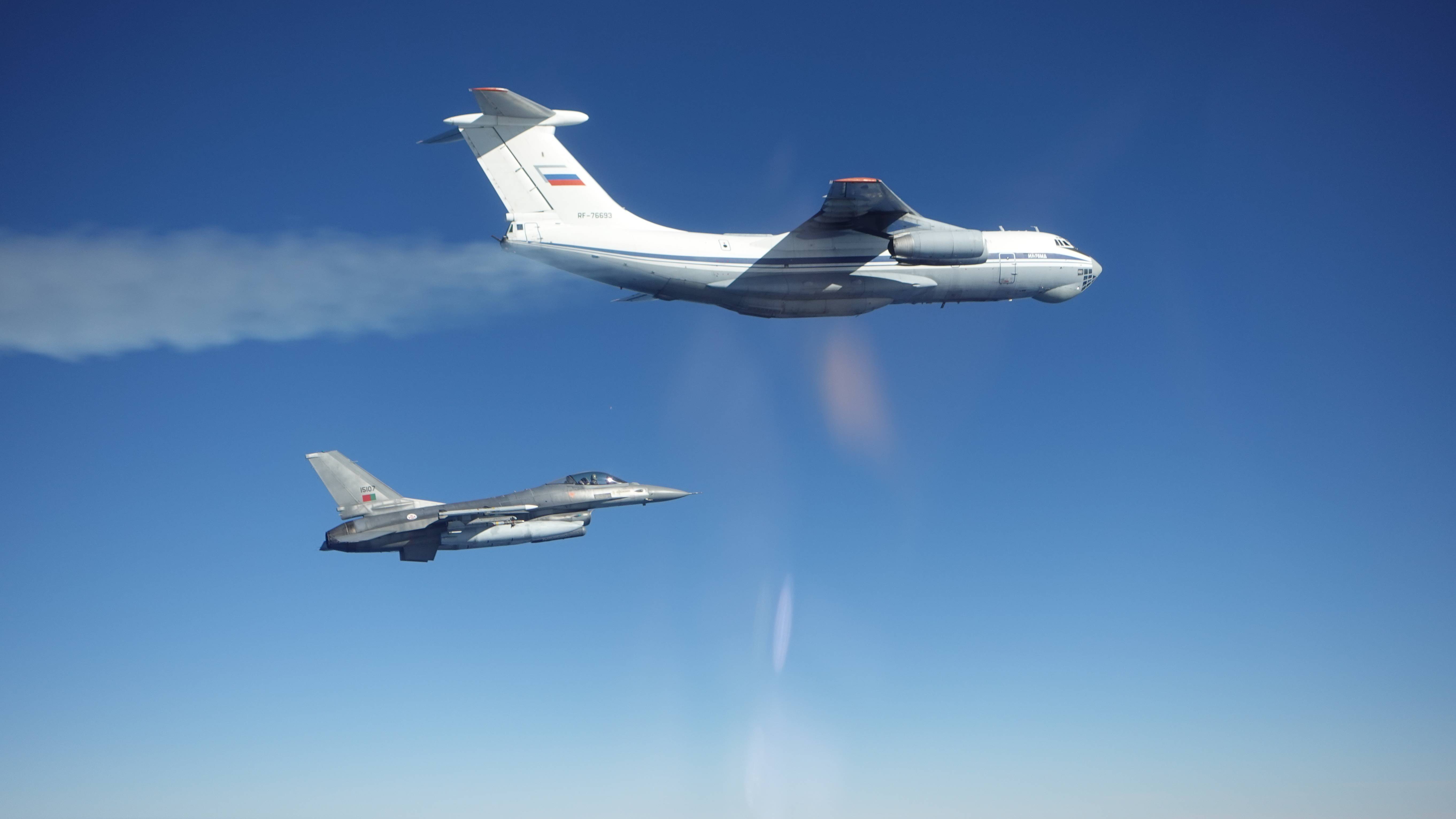 F-16M acompanham aeronave russa