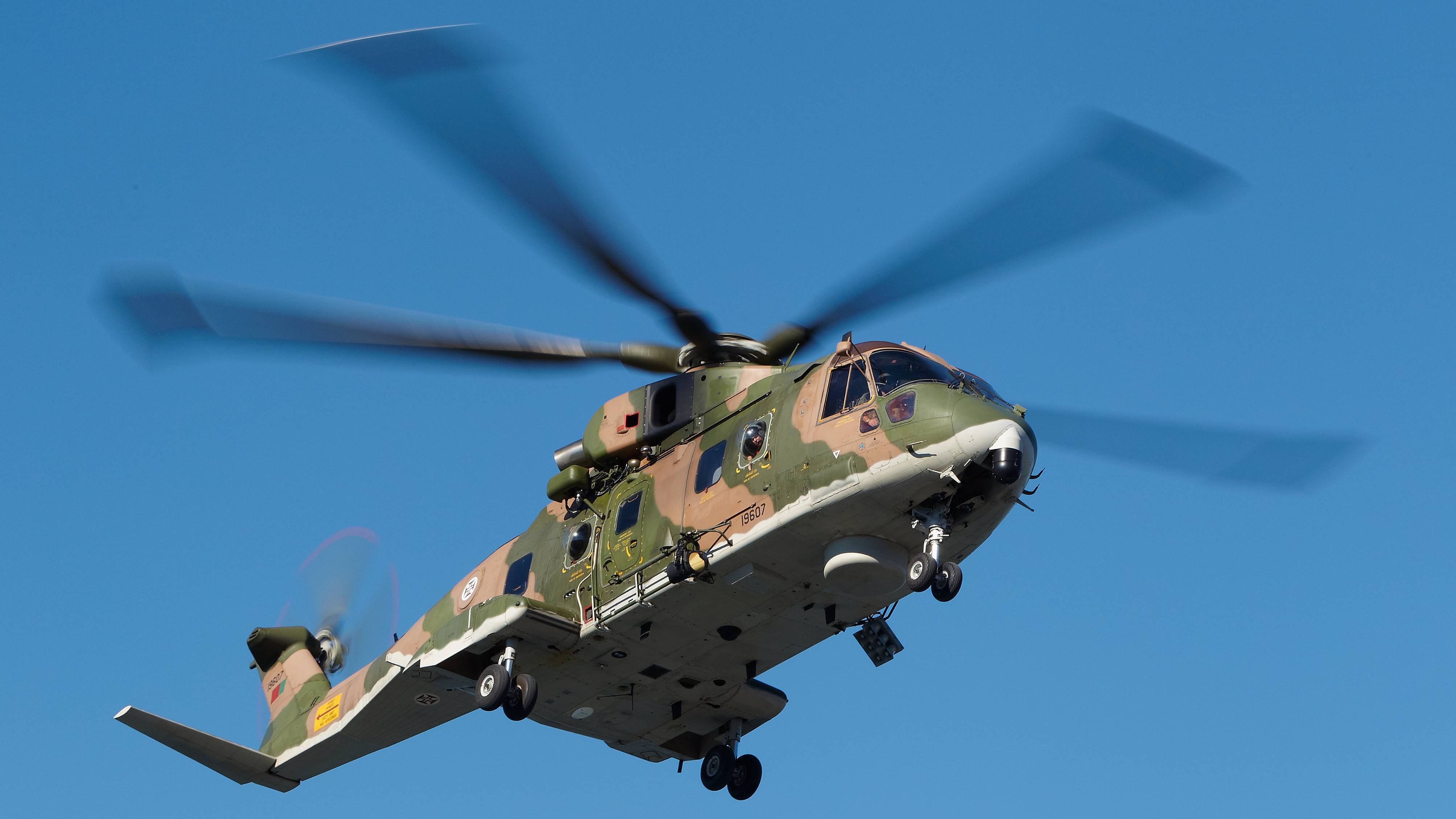 EH-101 Merlin resgata vtima de parapente na Arrbida