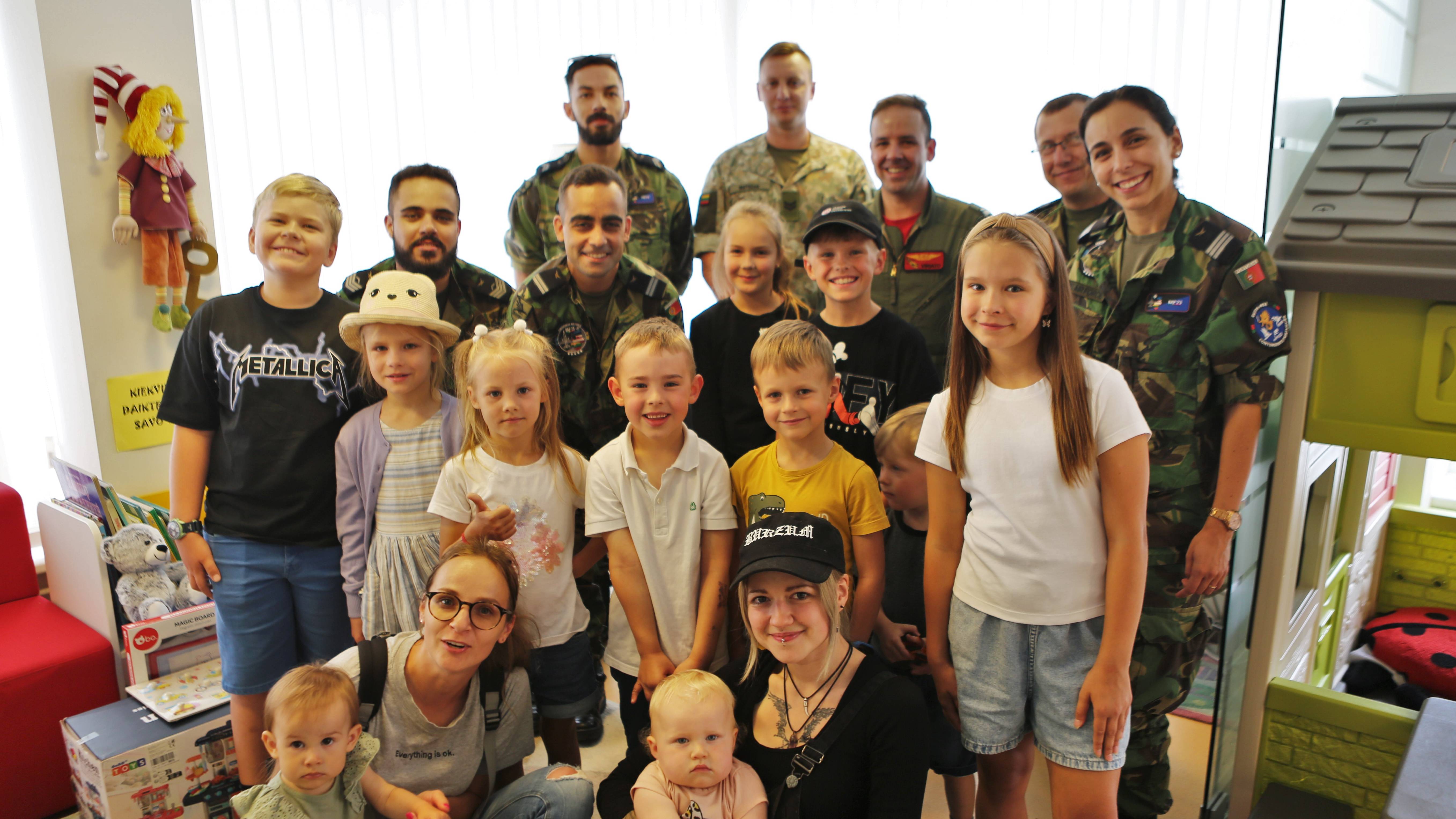 Militares em ação de solidariedade na Lituânia