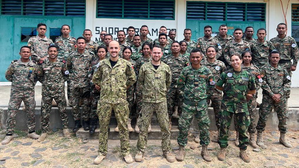 Militar da Fora Area ensina portugus em Timor-Leste