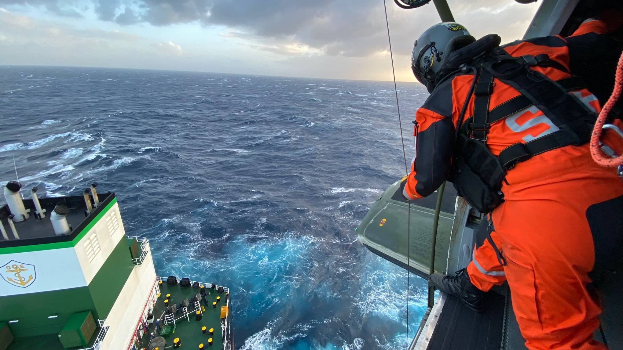 Fora Area: Esquadra 752 - “Fnix” resgata doente em navio