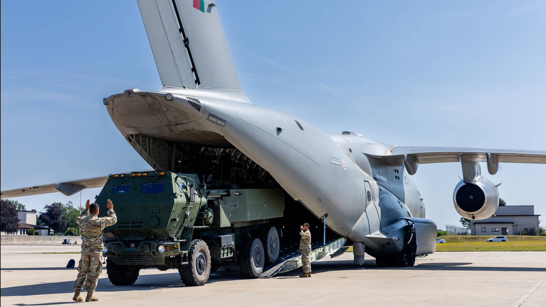 KC-390 testa transporte de HIMARS