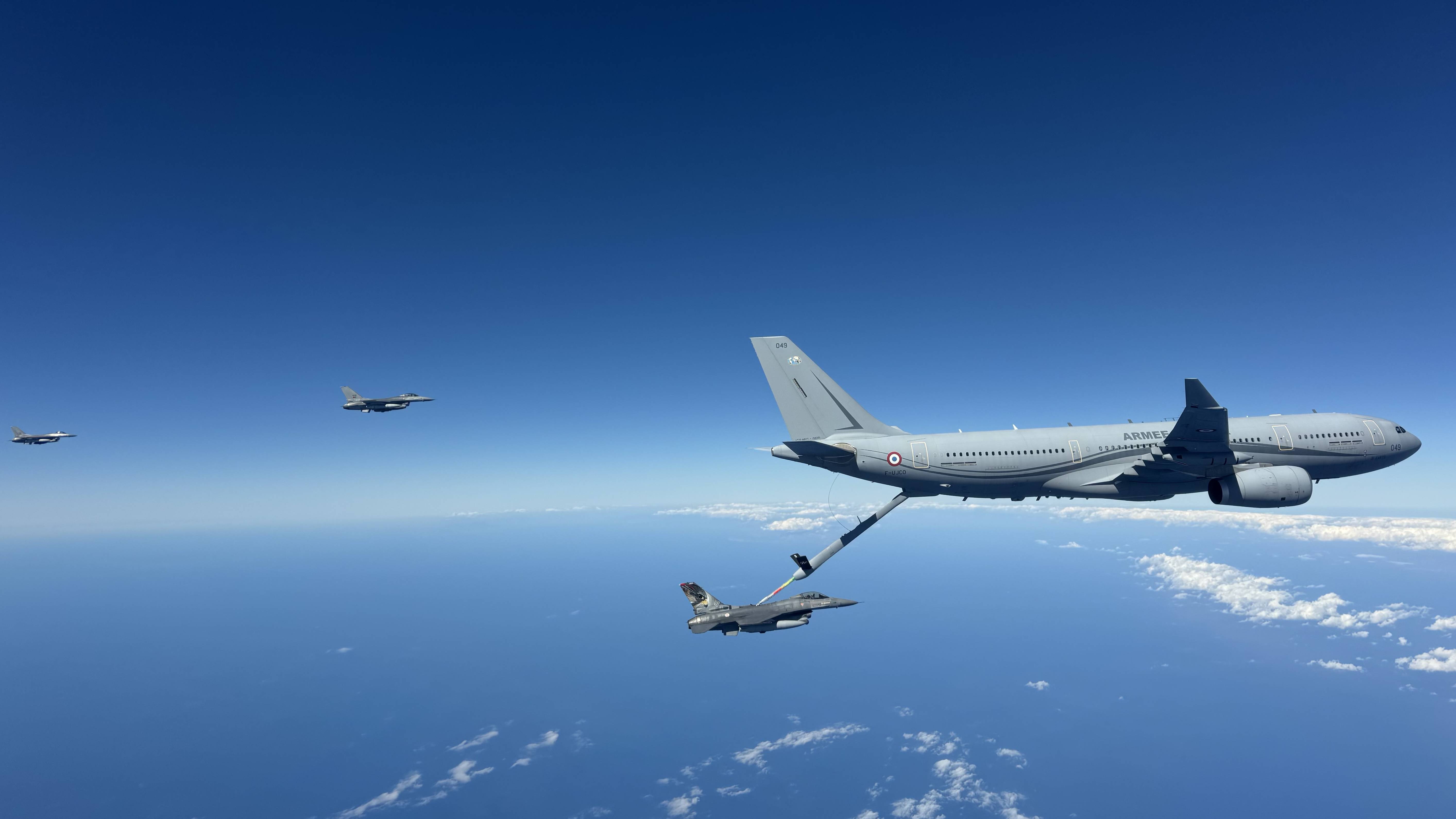 F-16M participam em misso de Air-to-Air Refueling