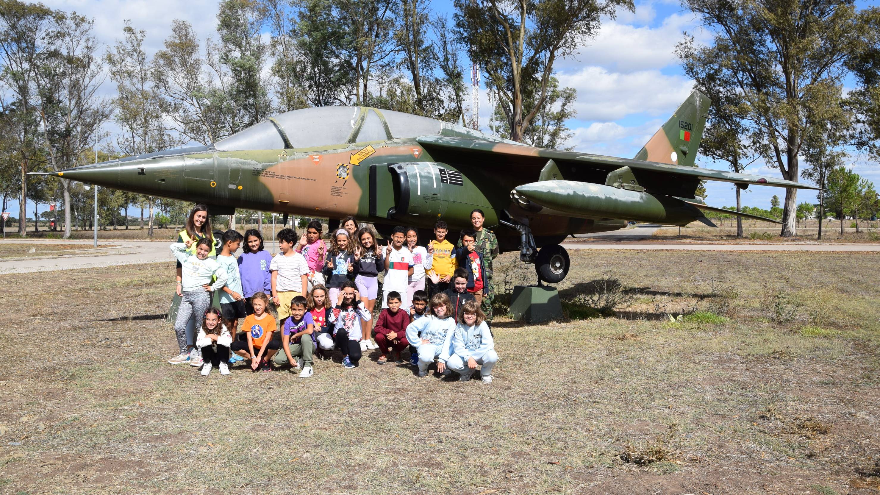 Jovens de Beja Exploram a Aviao na Base Area N. 11