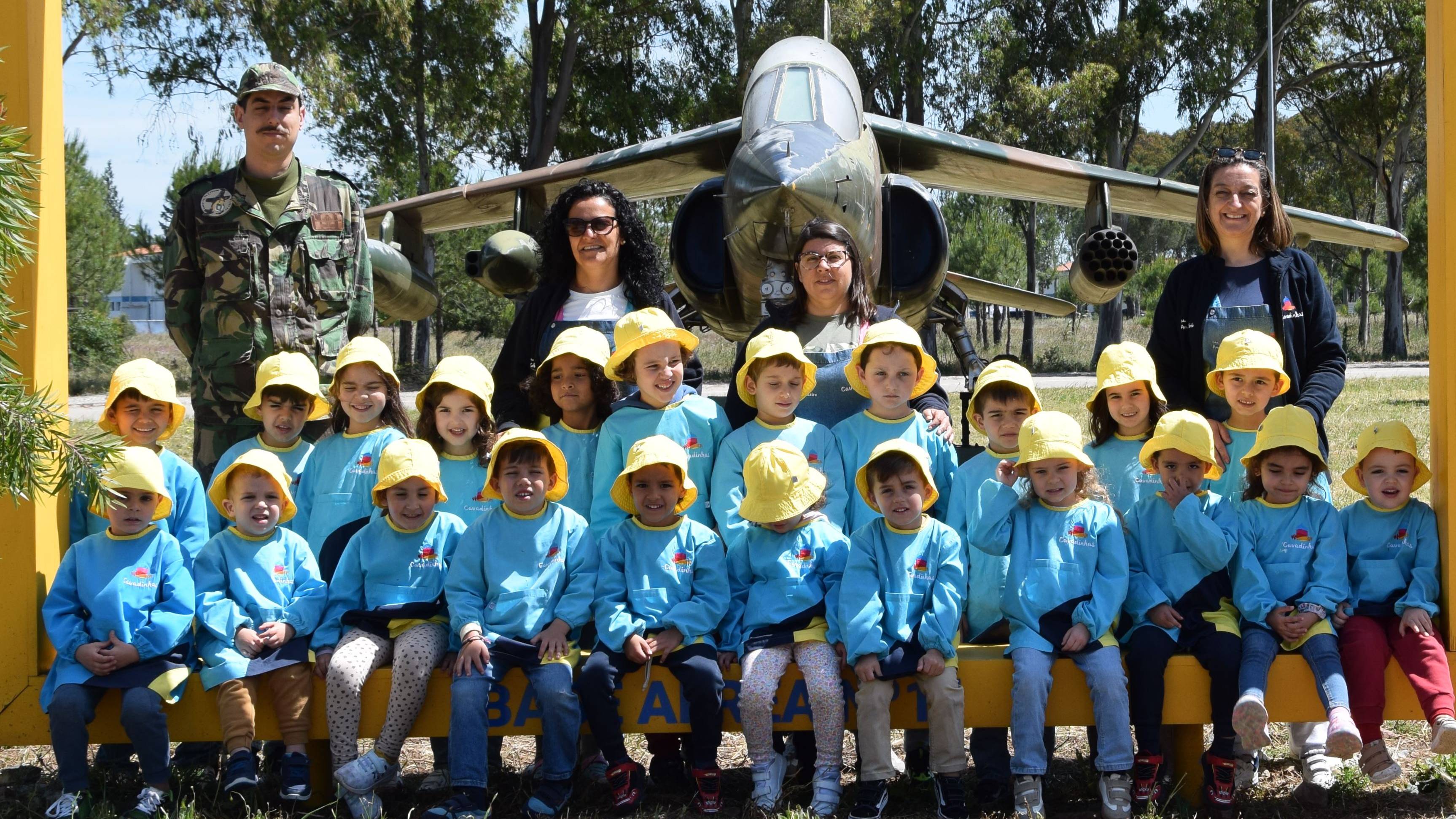 Base Area N. 11 recebe visita de crianas