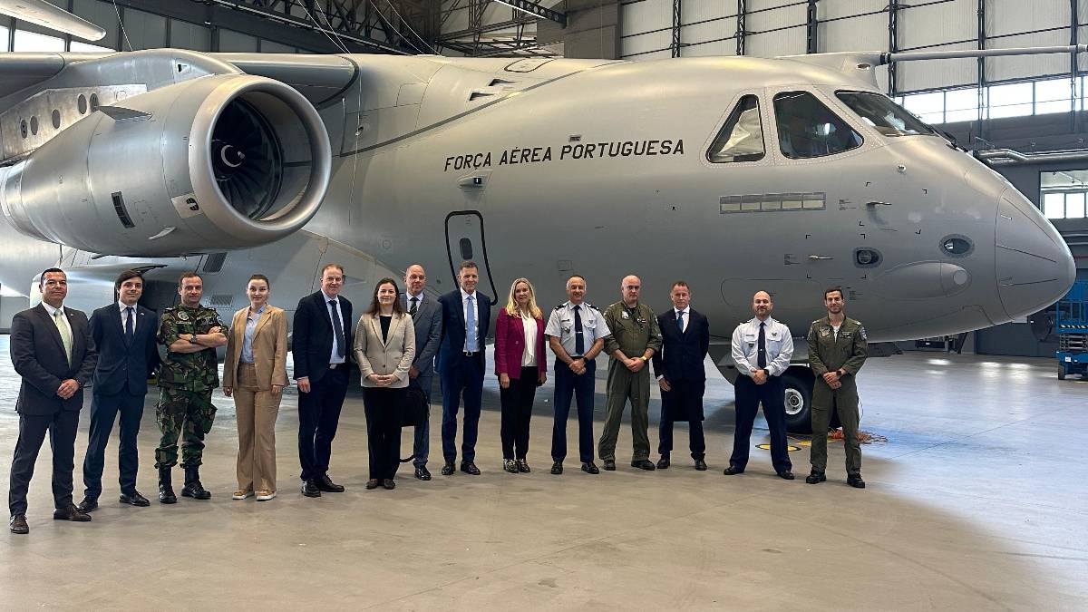 KC-390: Fora Area partilha conhecimentos com Sucia