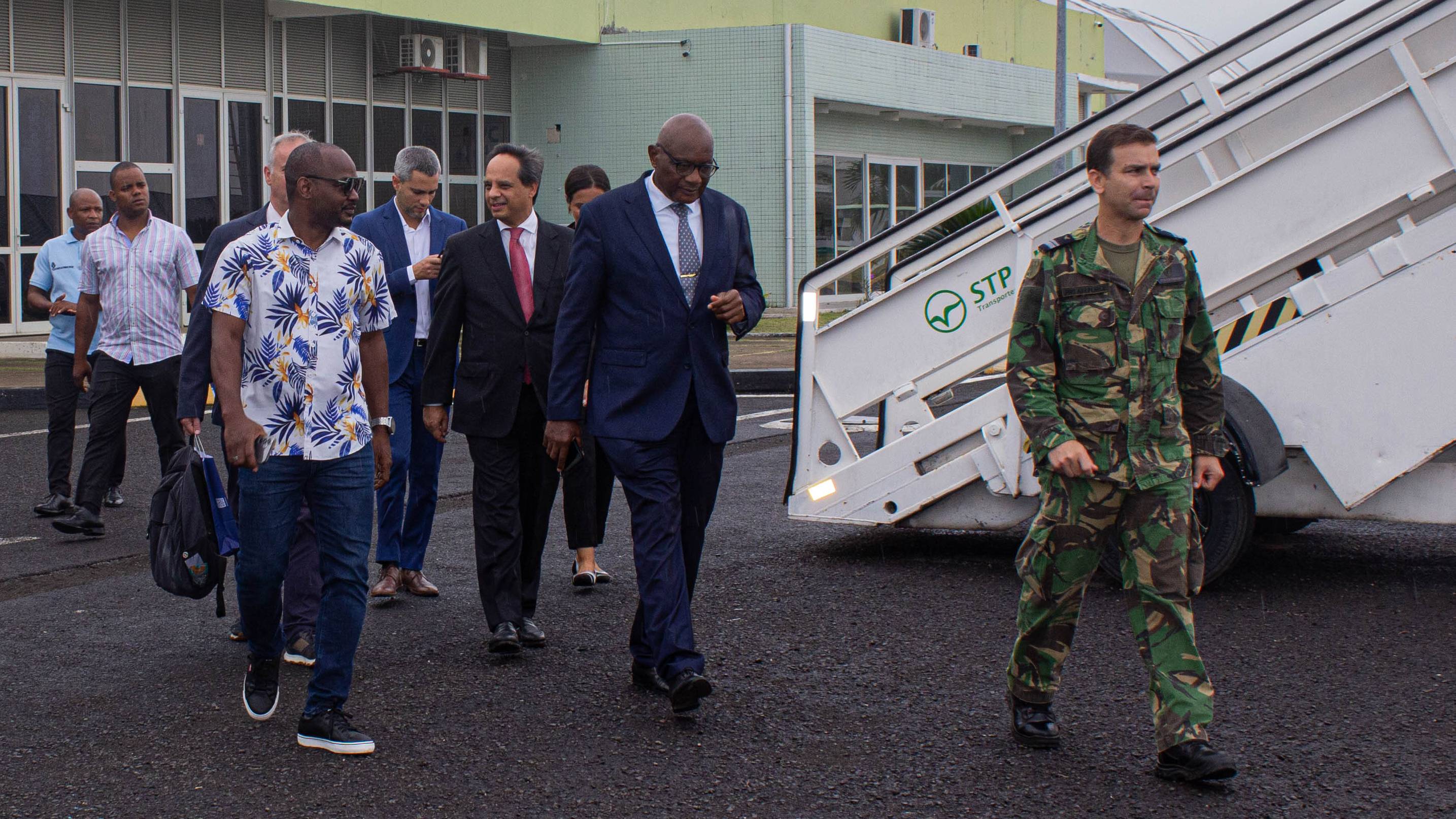 Ministro da Defesa de So Tom e Prncipe visita o destacamento da Fora Area
