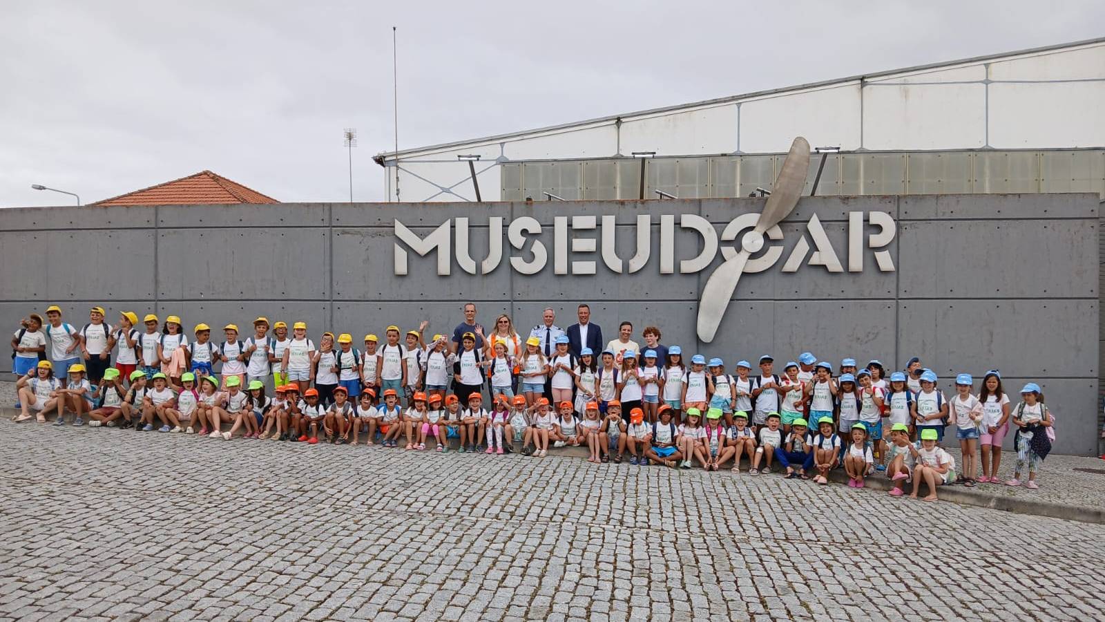 Mais de 300 crianas celebram a aviao no Museu do Ar