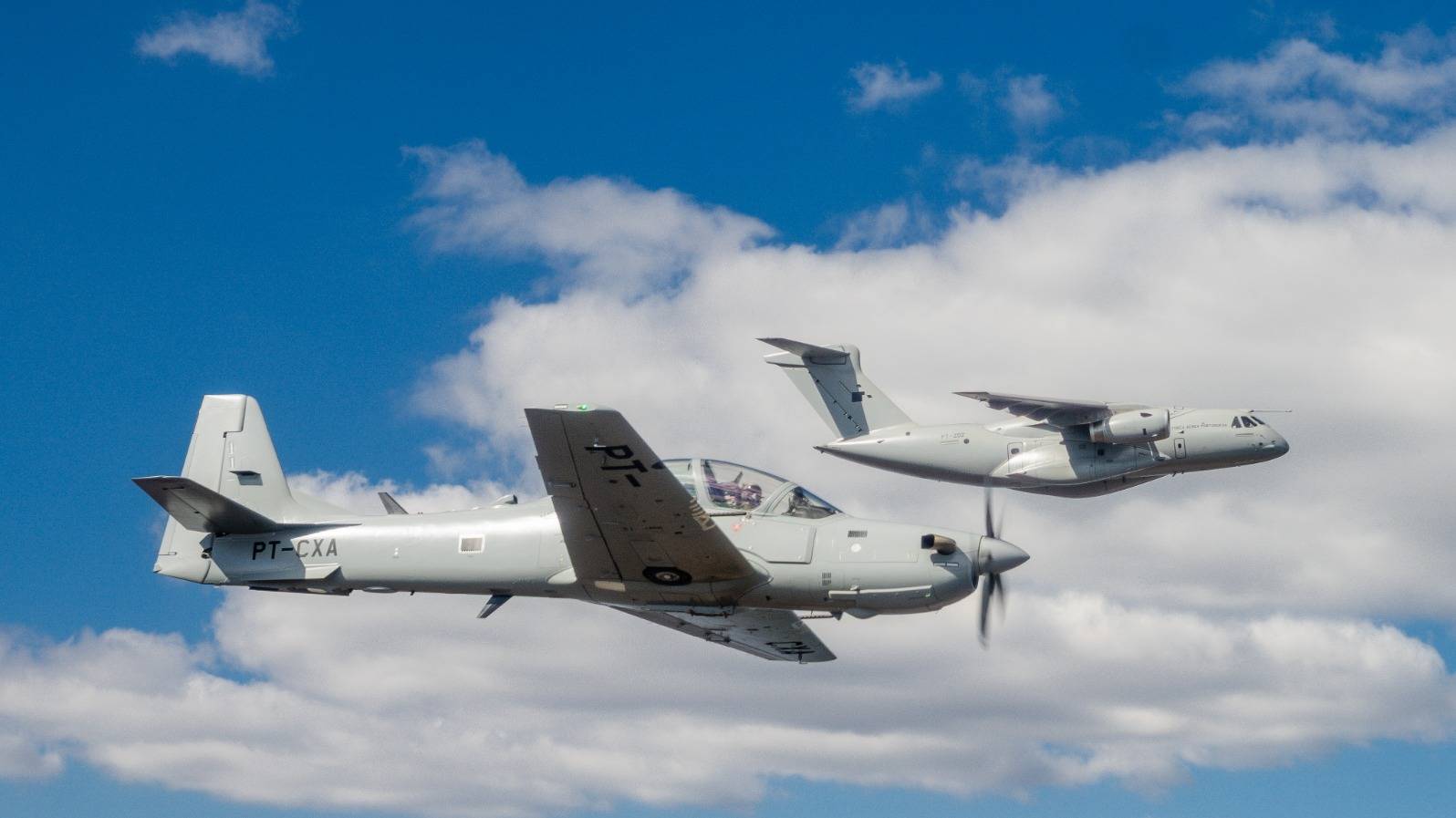 KC-390 e A-29N juntos no ar