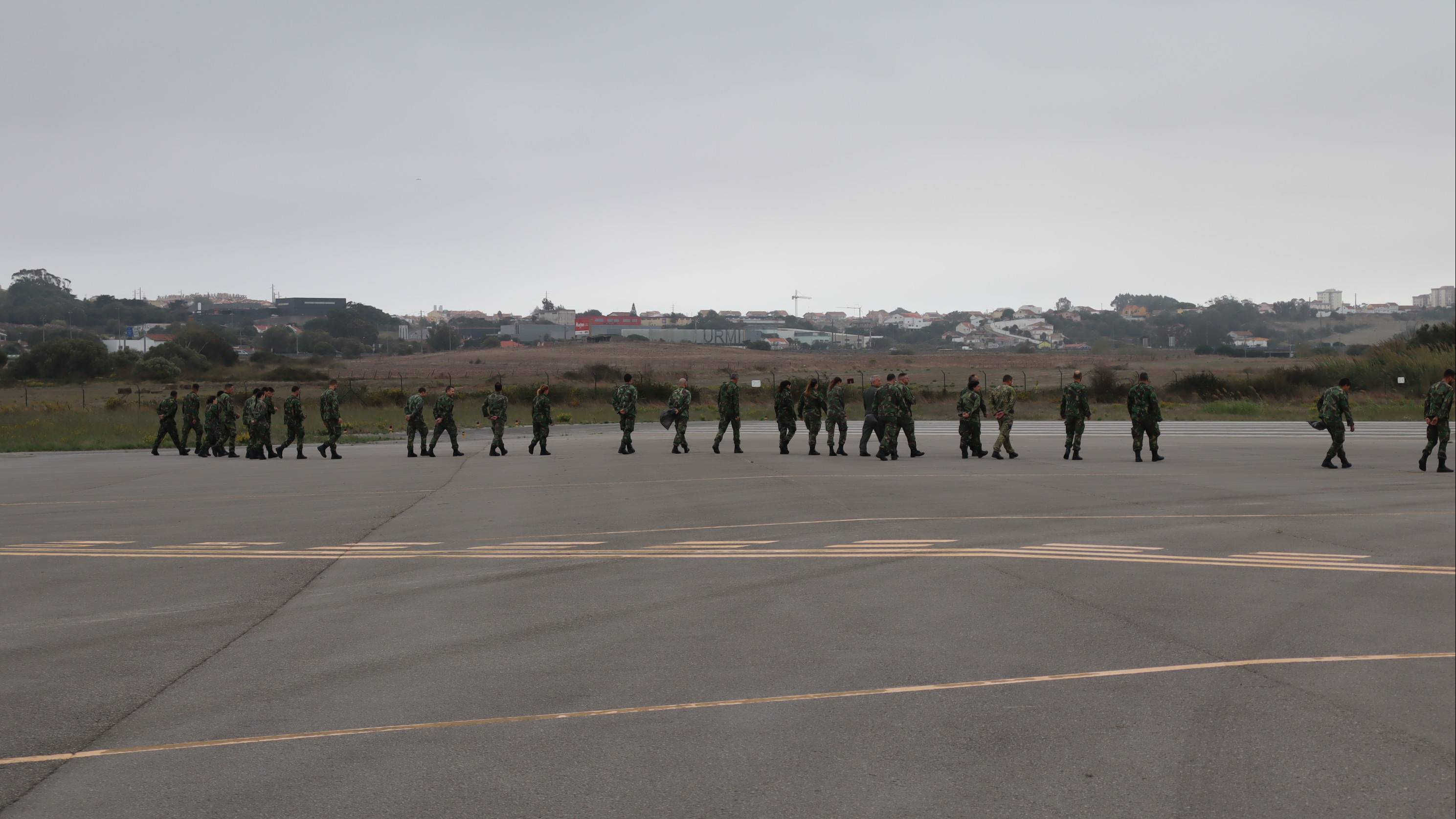 Militares da Base Area N.  1 recolhem detritos de reas operacionais