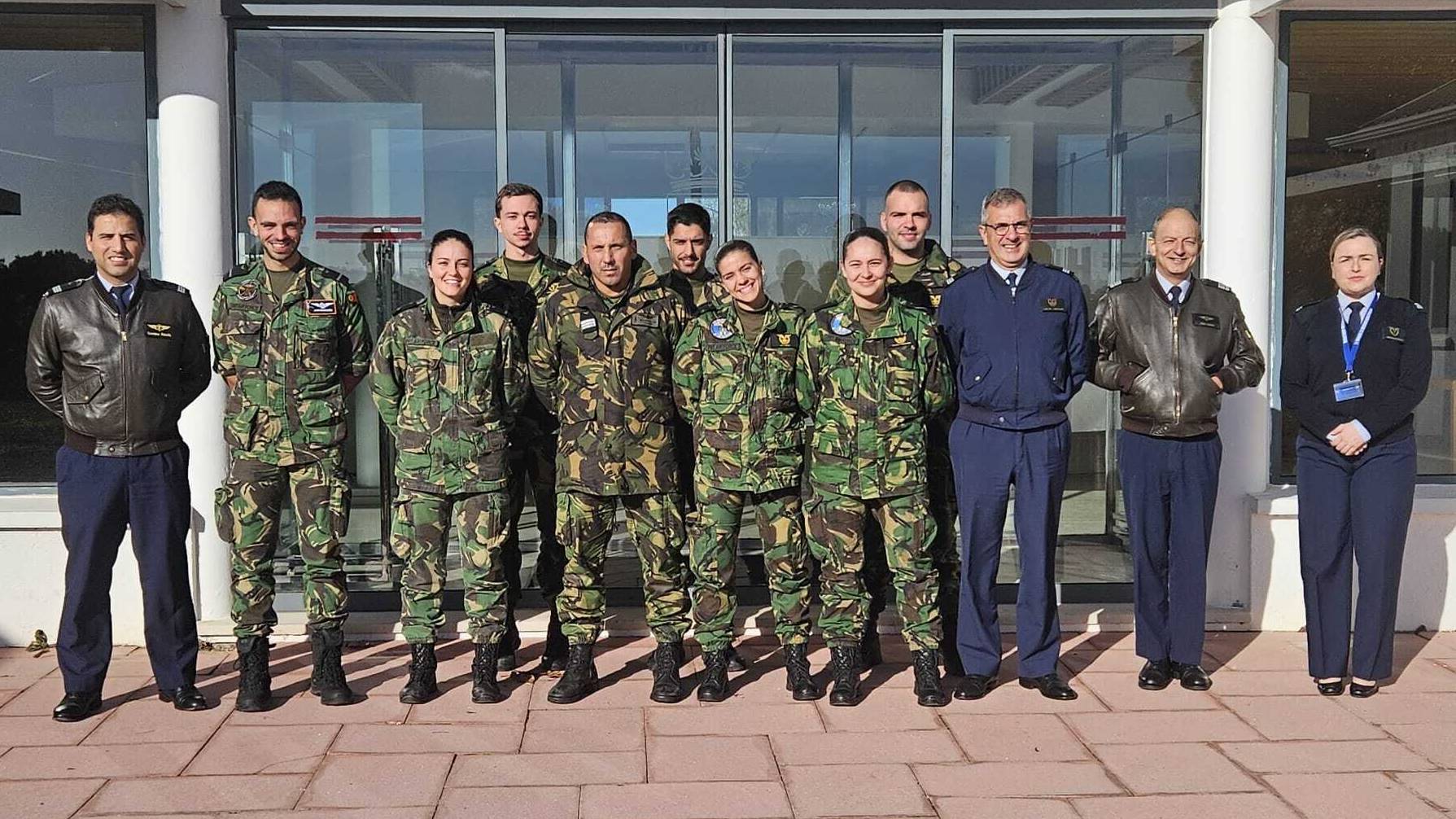 Oito militares concluem Curso de Evacuaes Aeromdicas