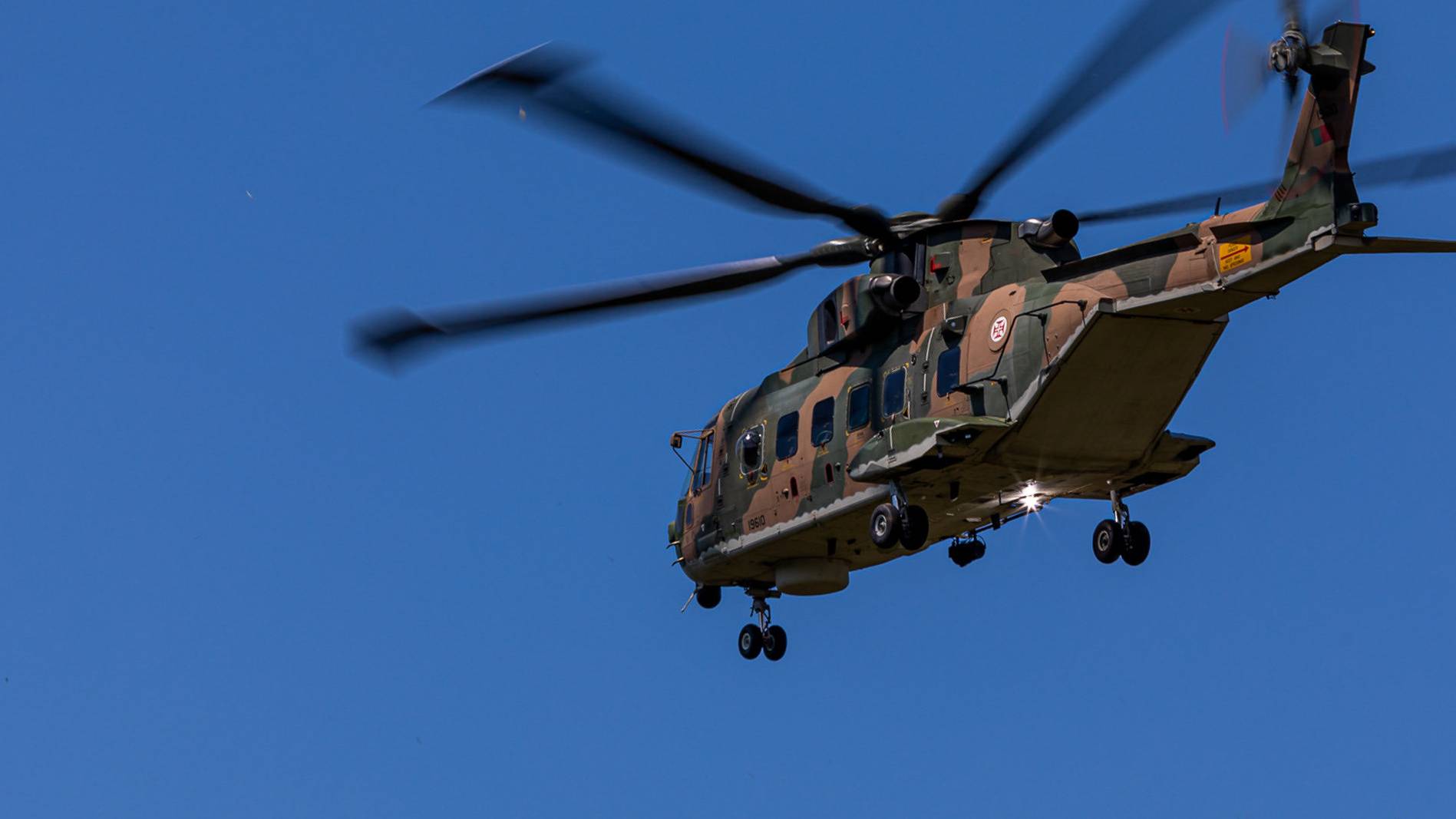 EH-101 Merlin realiza resgate em navio no �ltimo dia do ano