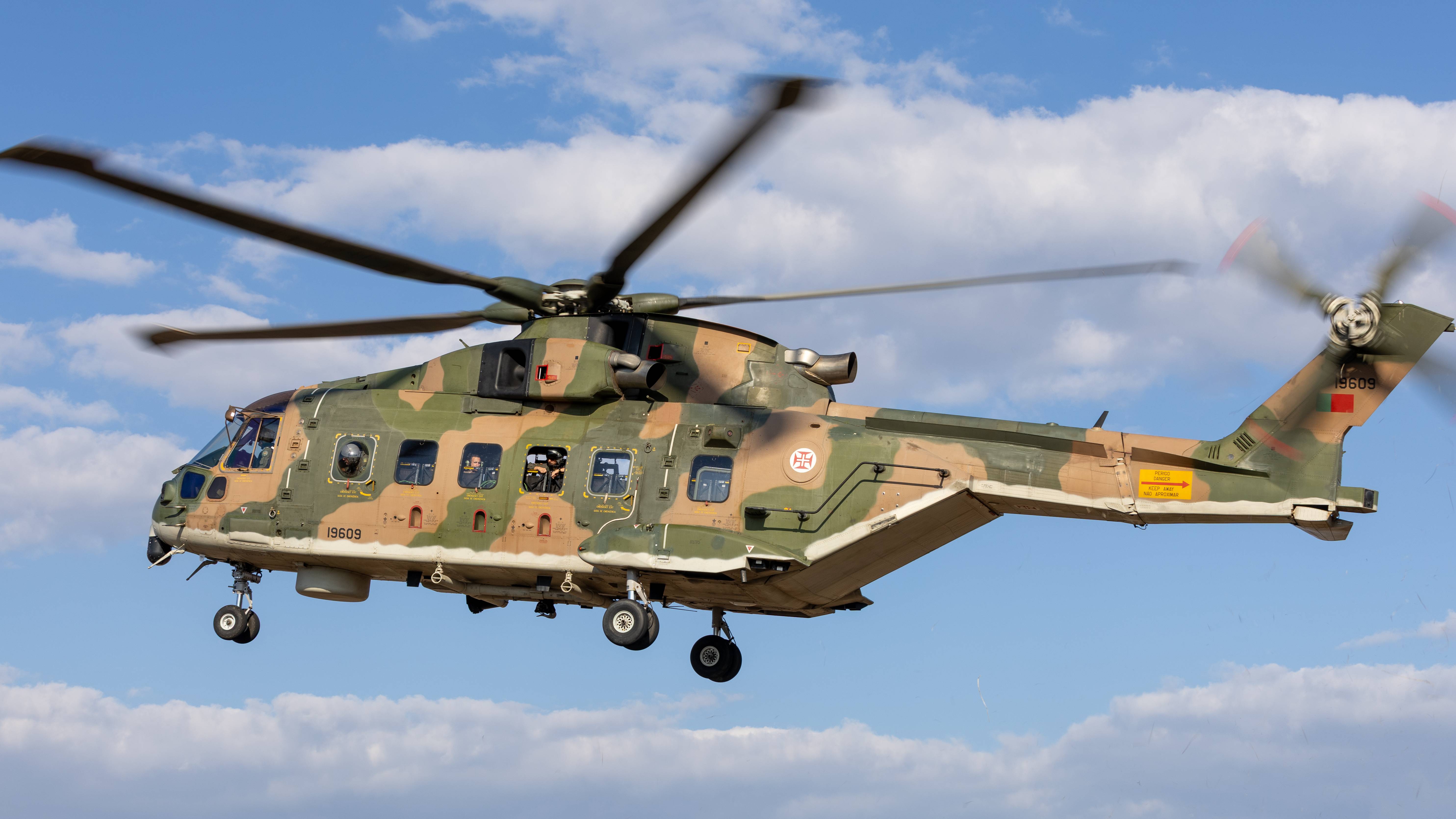 For�a A�rea: F�nix voa para novo resgate