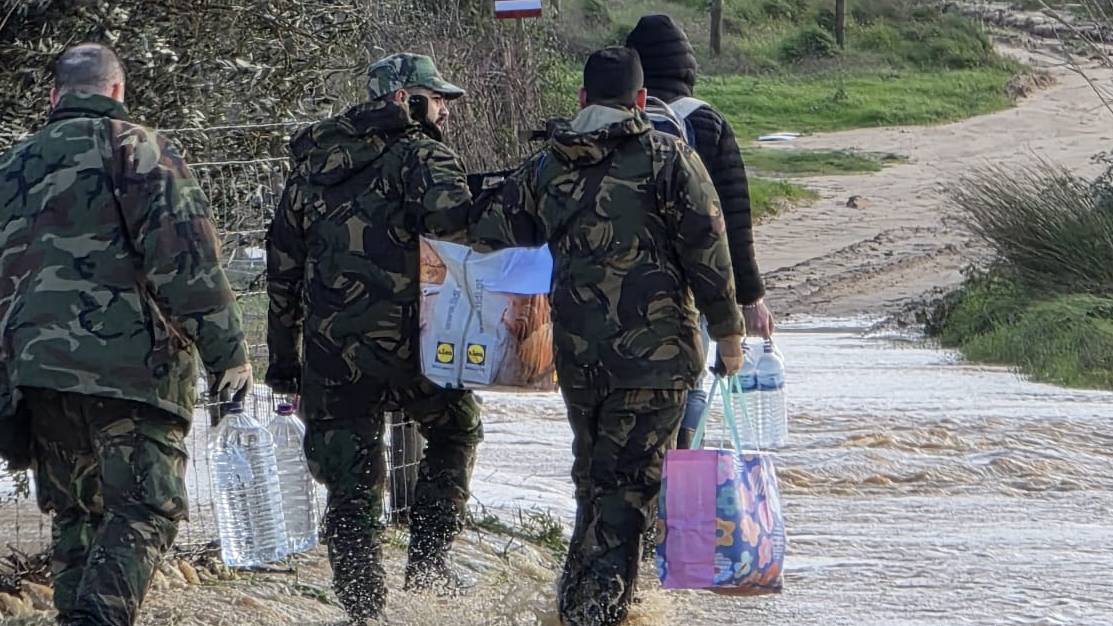 For�a A�rea leva comida e medicamentos a popula��o isolada