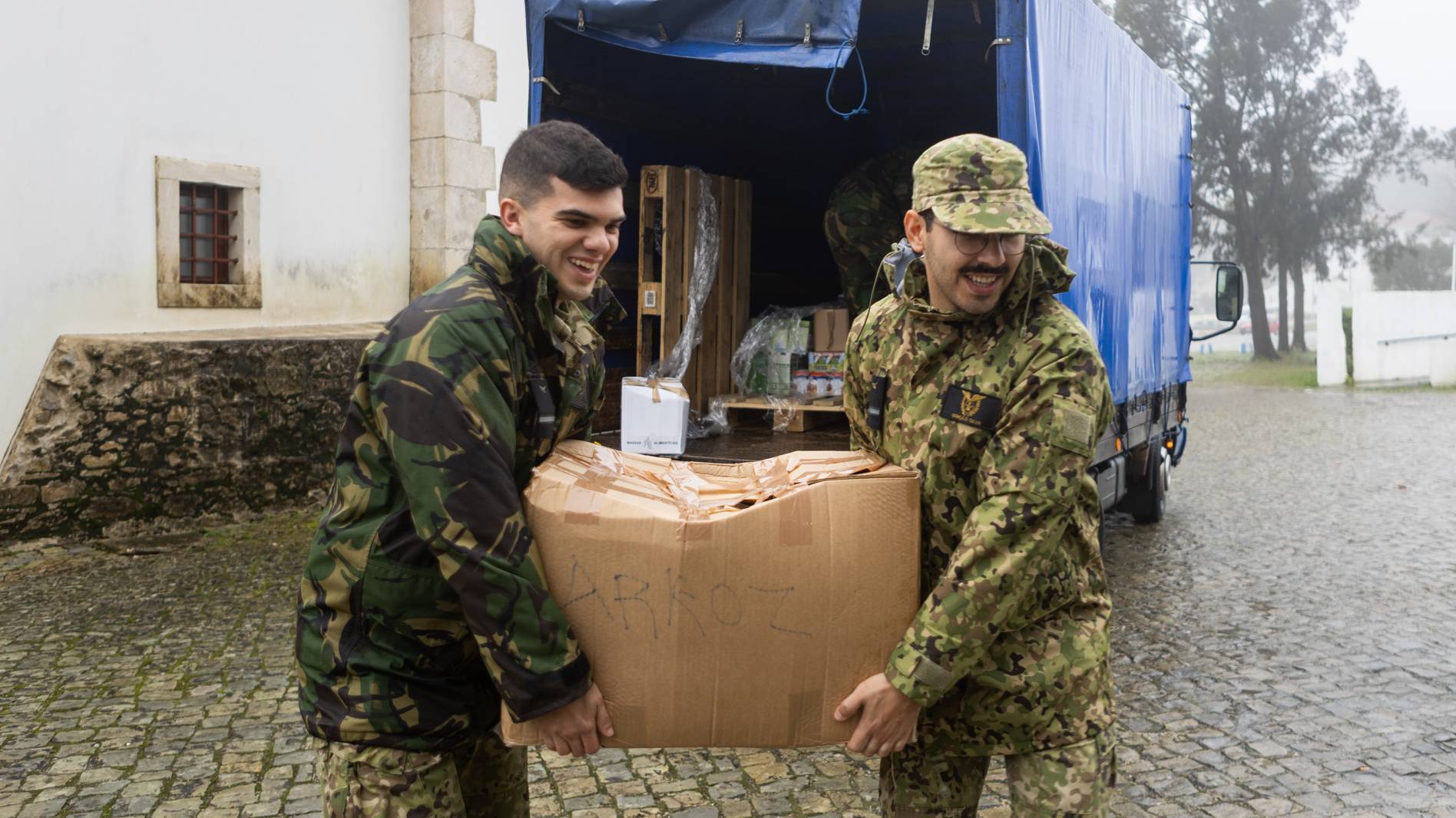 For�a A�rea recolhe 130 toneladas de bens doados