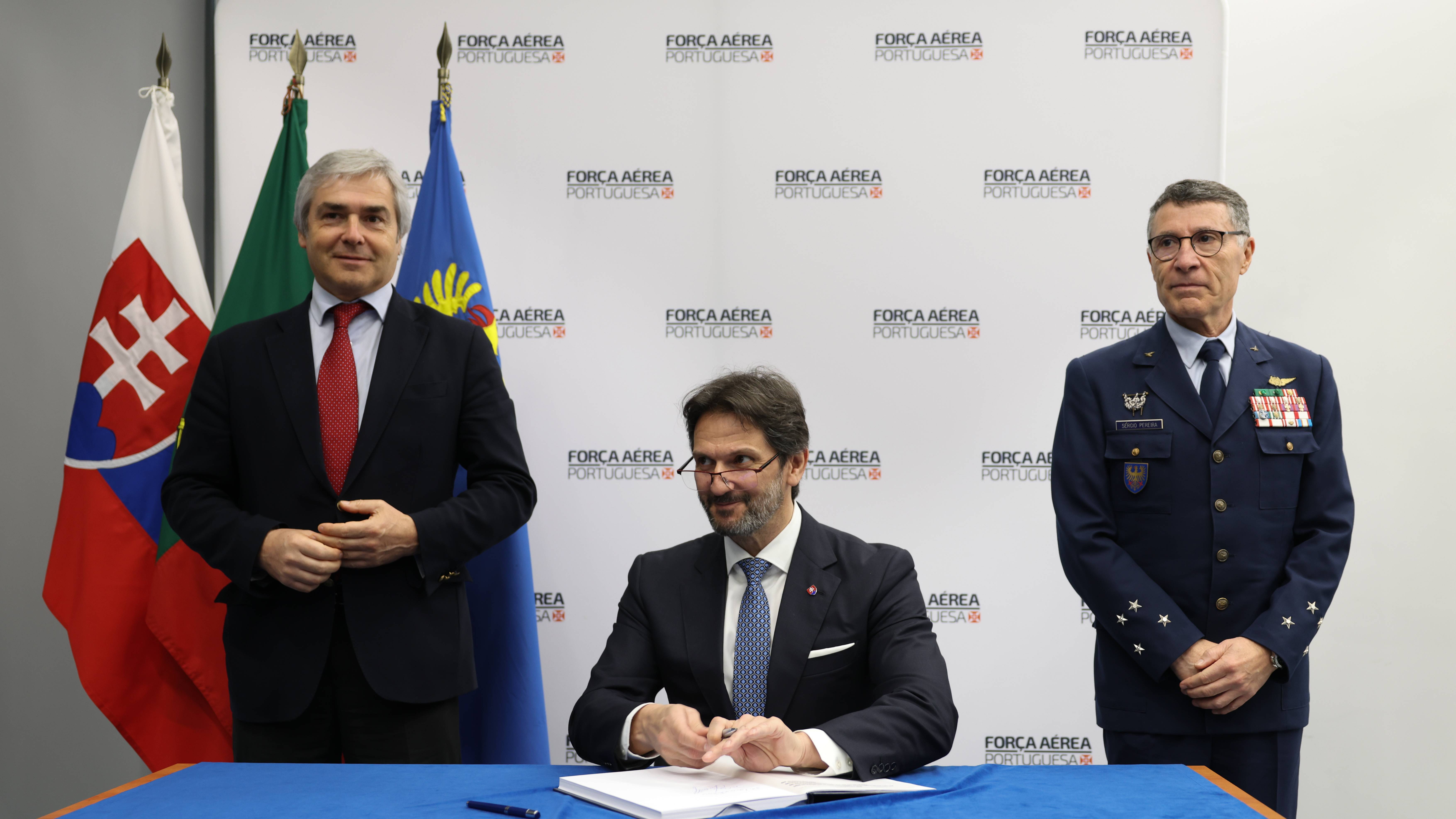 For�a A�rea recebe Vice-Primeiro Ministro e Ministro da Defesa Nacional da Eslov�quia