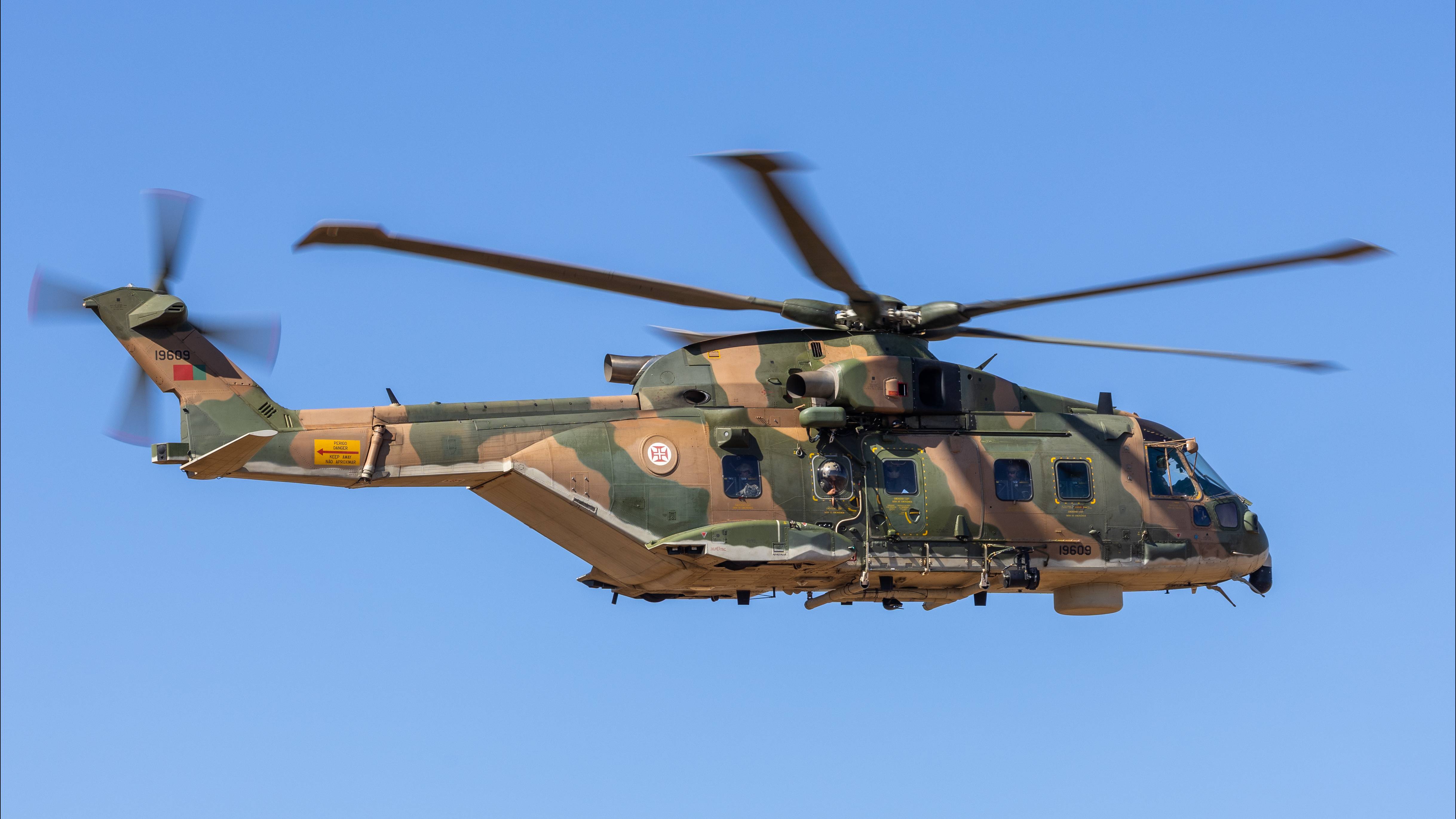 For�a A�rea resgata homem a bordo de navio