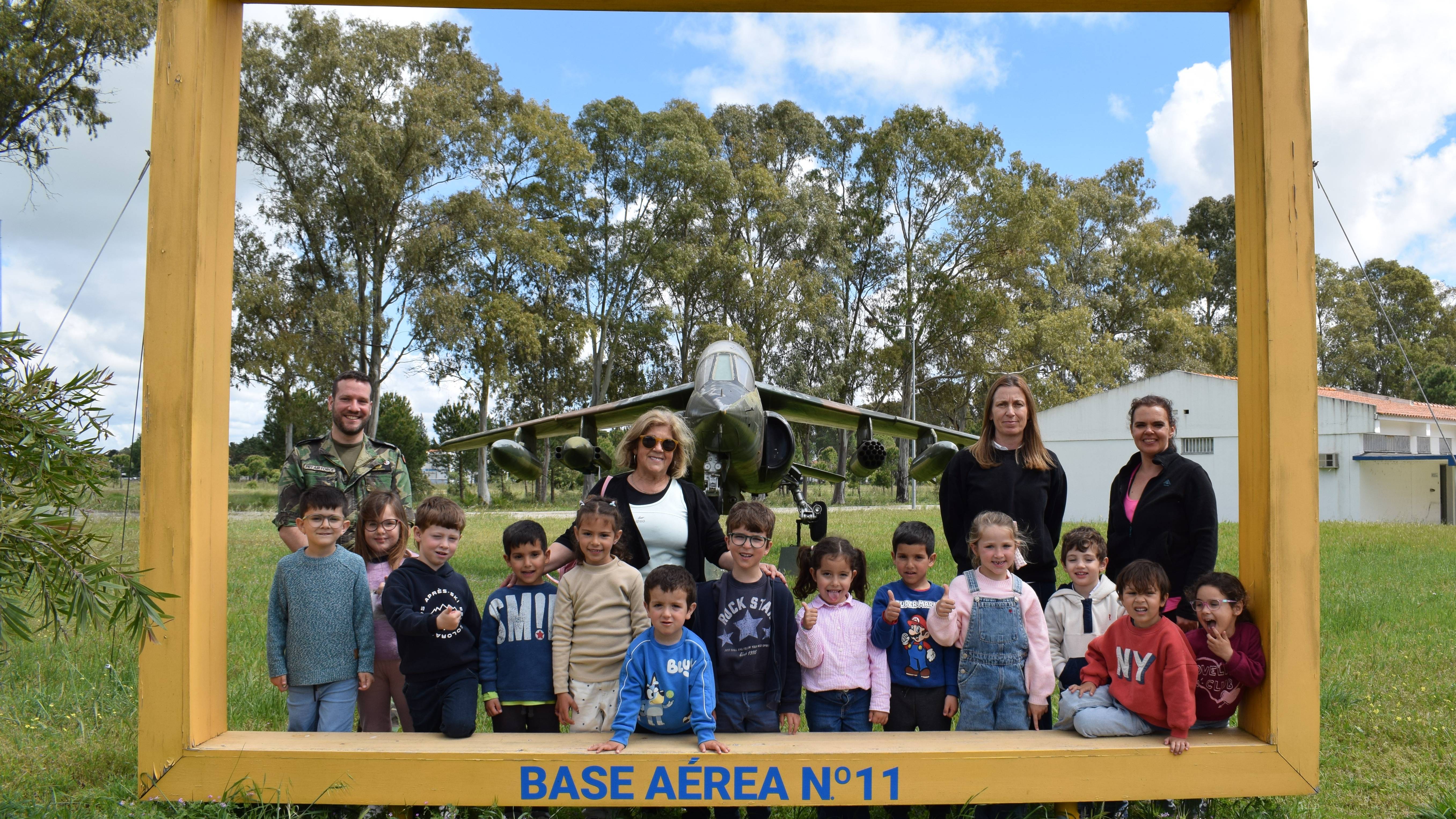 Base A�rea N.� 11 recebe visita de crian�as