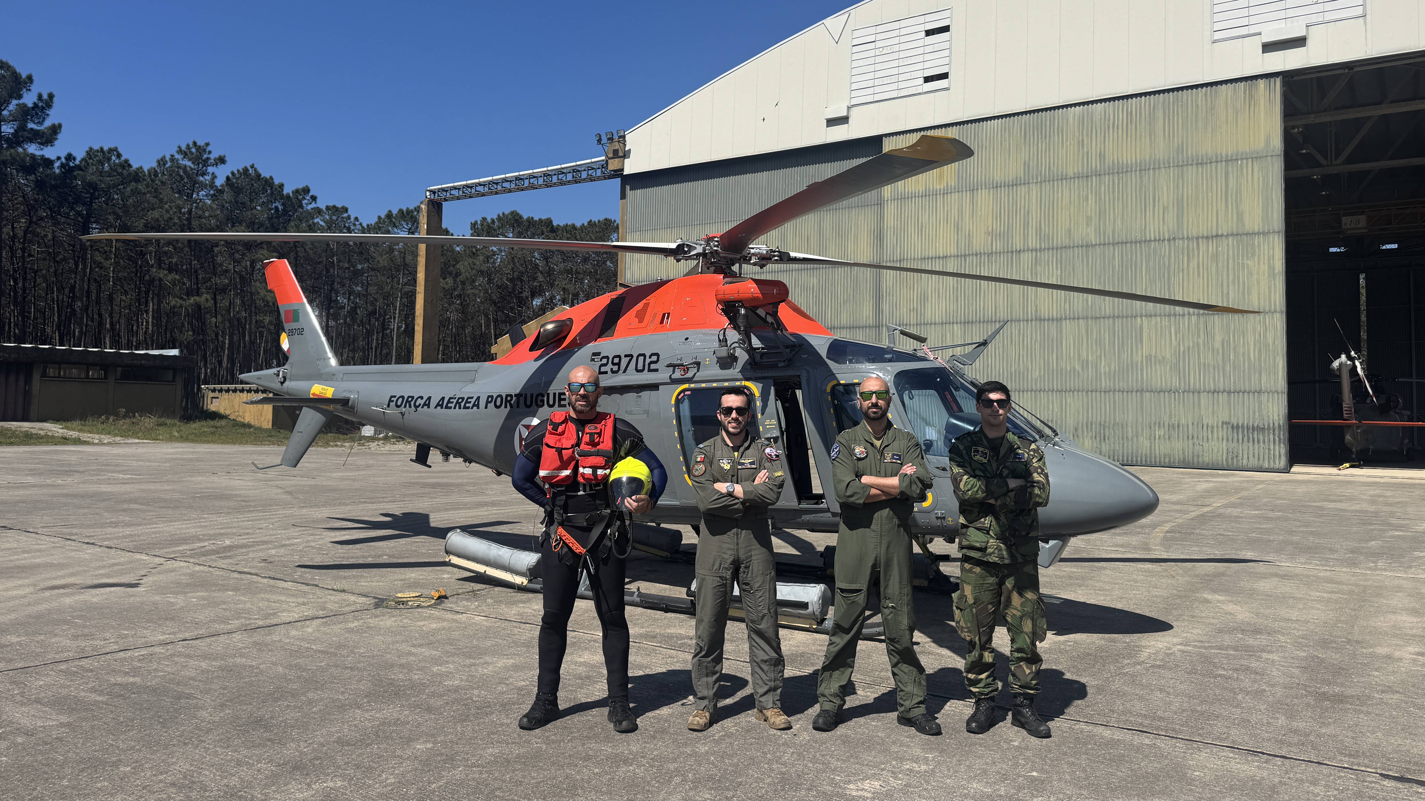 For�a A�rea realiza resgate em zona rochosa