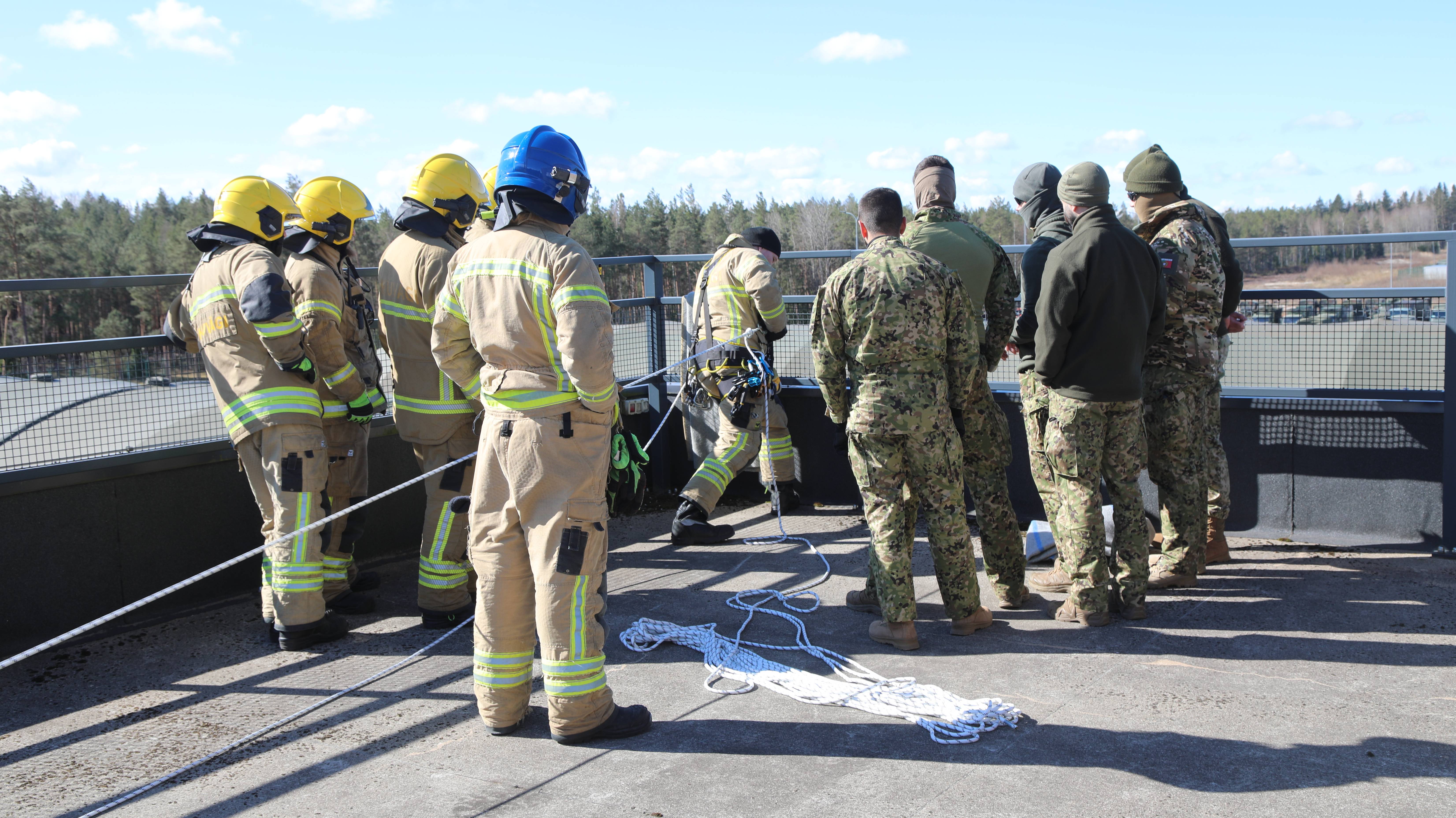 eAP26: For�a A�rea em treino conjunto com militares est�nios