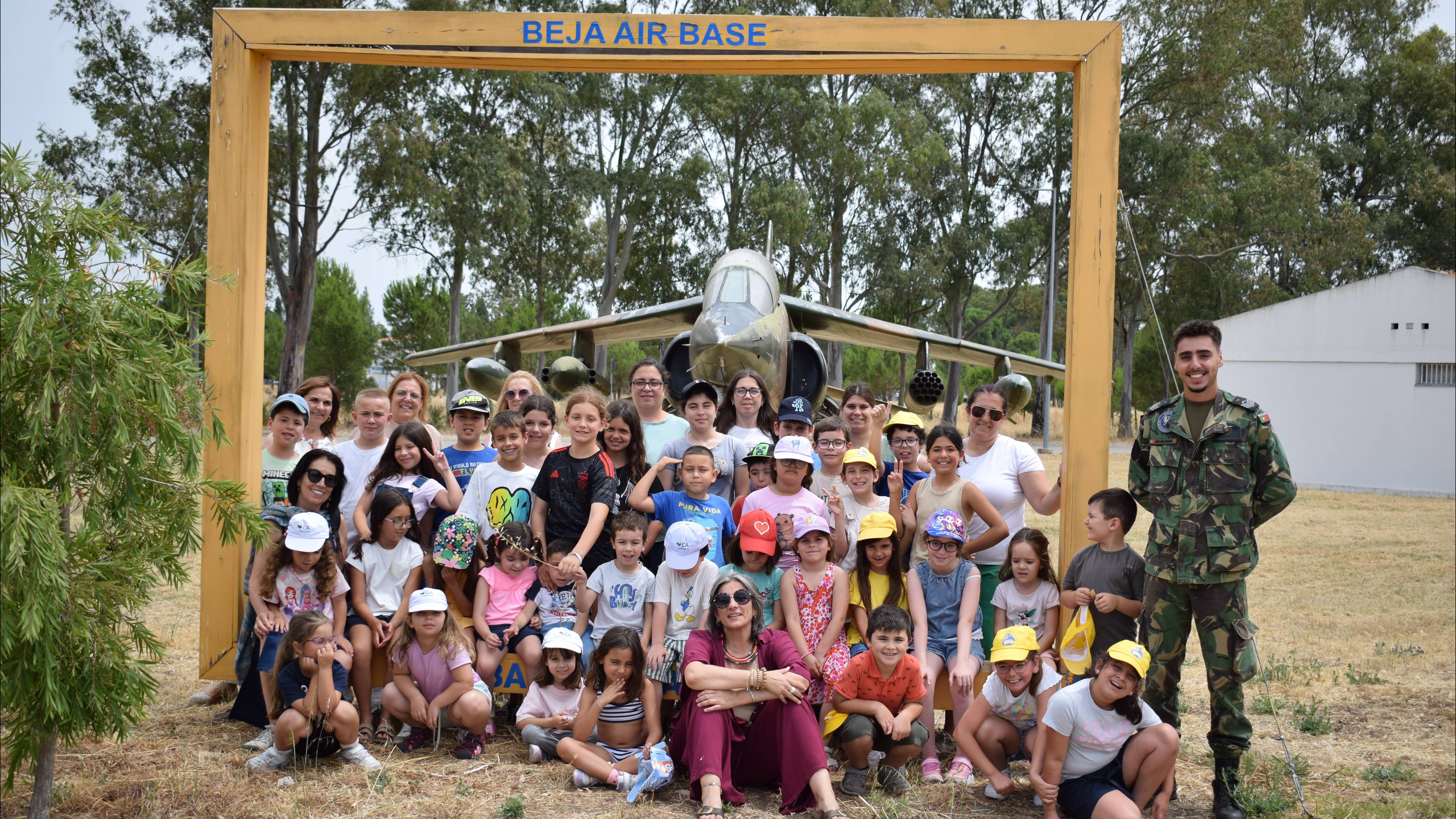 Base A�rea N.� 11 recebe visita de 40 alunos