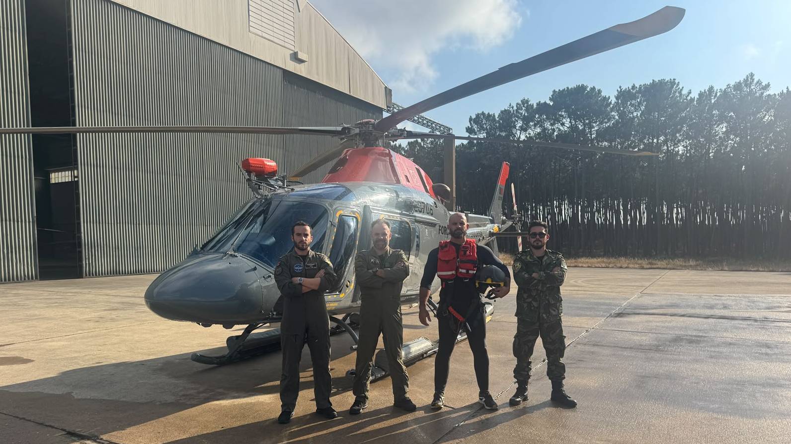 For�a A�rea resgata quatro pessoas em menos de 12 horas