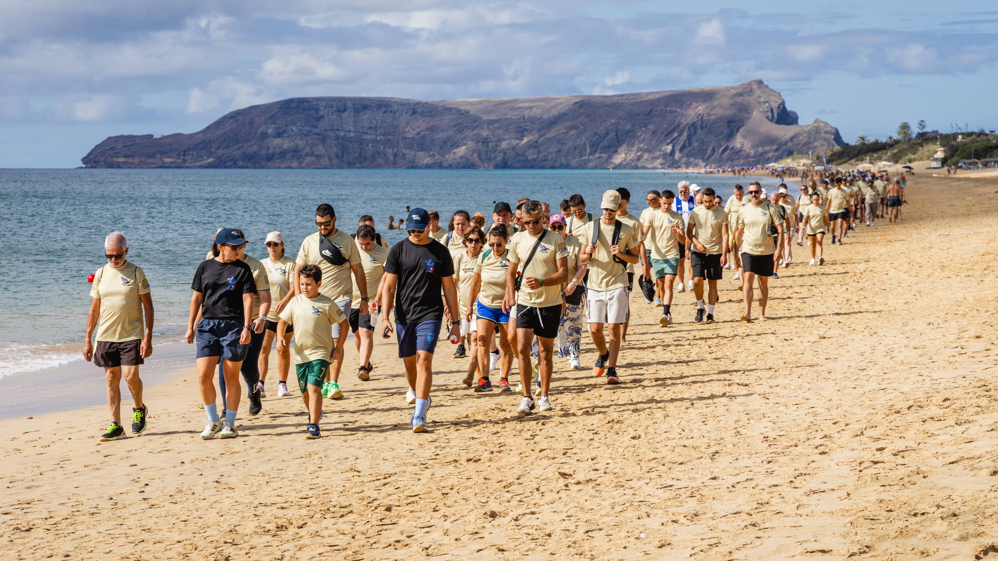 For�a A�rea junta-se � comunidade do Porto Santo