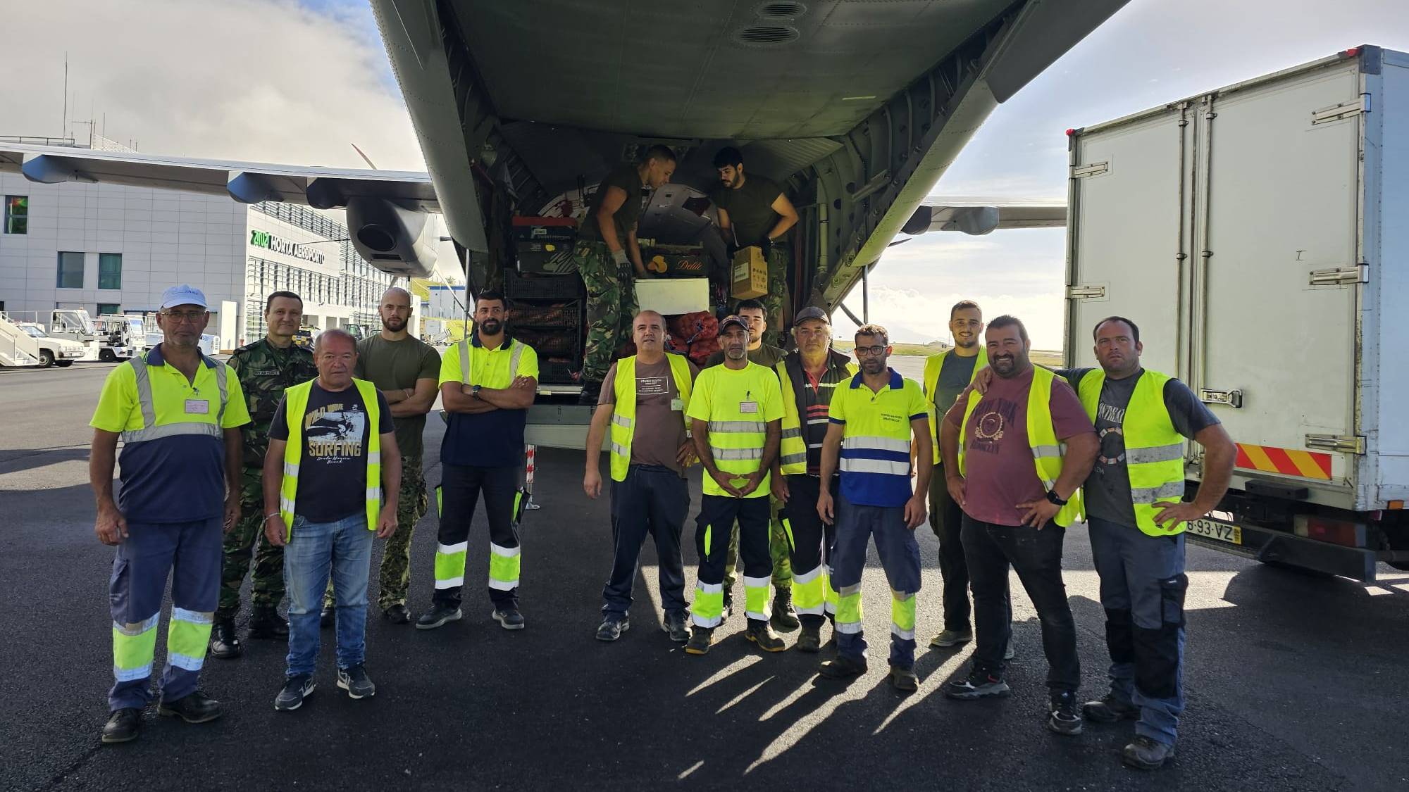 For�a A�rea leva cerca de tr�s toneladas de alimentos � ilha do Corvo